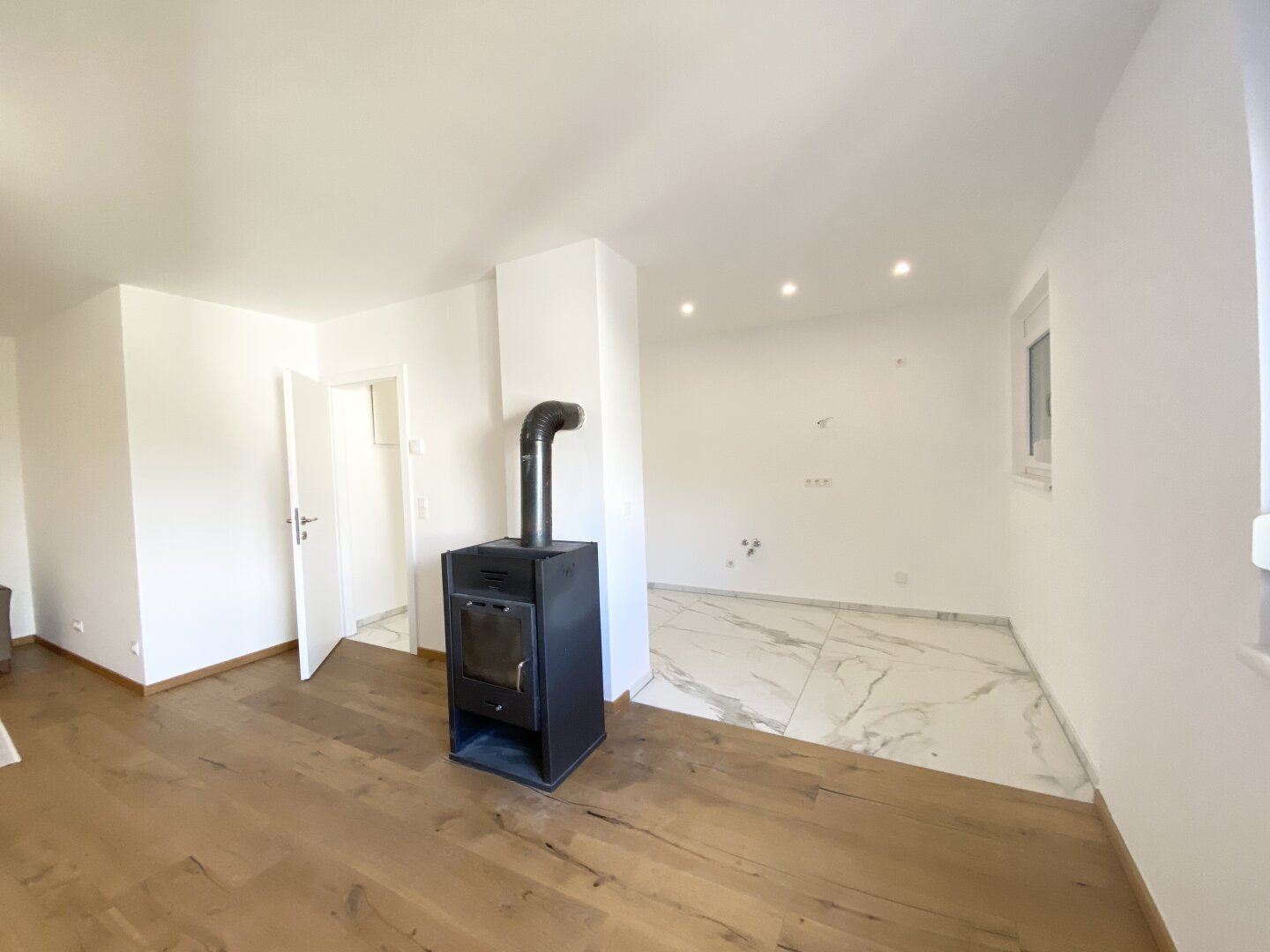 Wohnzimmer mit Wohnküche