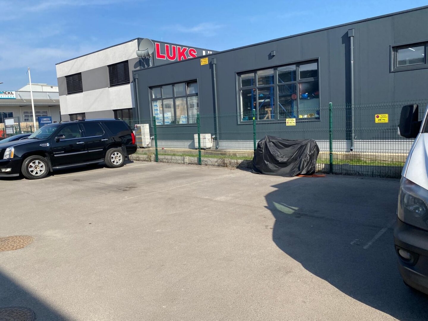 Perfekte Lagerhalle, Fertigungshalle für Handwerkerwerkstätte oder Werkstatt