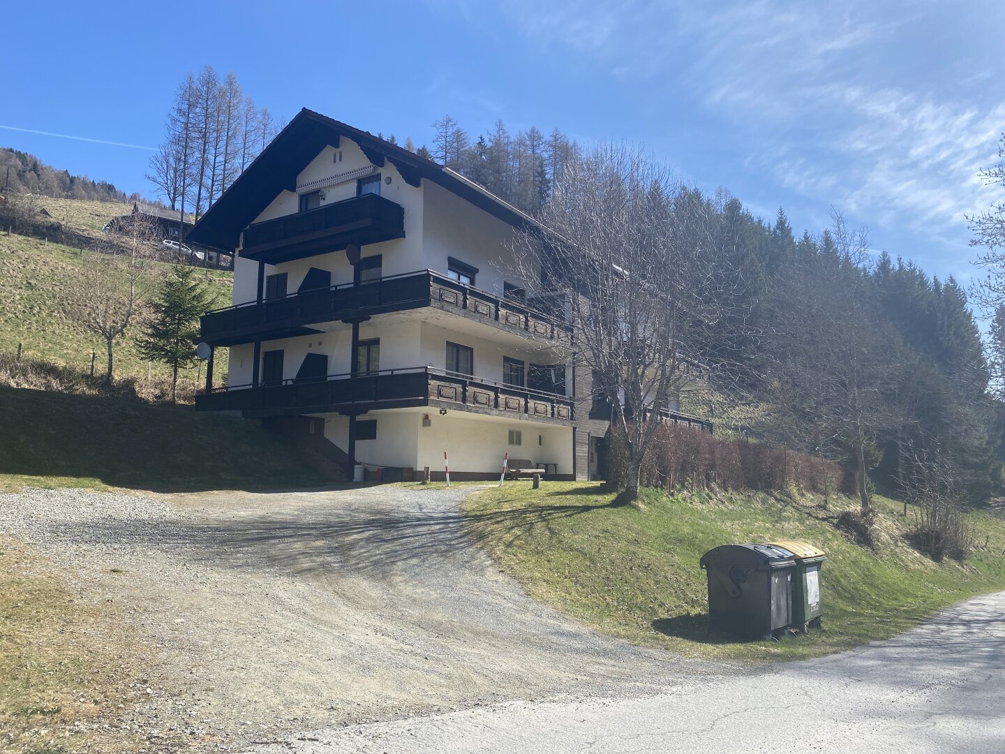 Hauszufahrt und ein Teil der Parkplätze