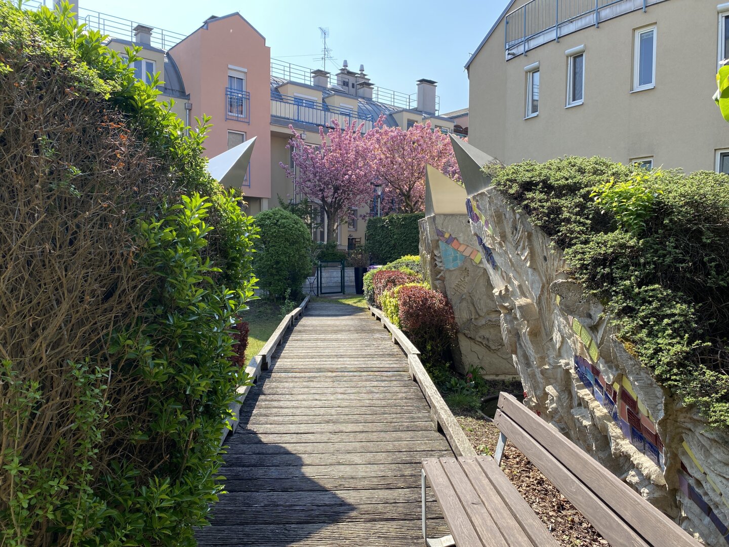 Gemeinschaftsgarten mit Grillmöglichkeit und Biotop