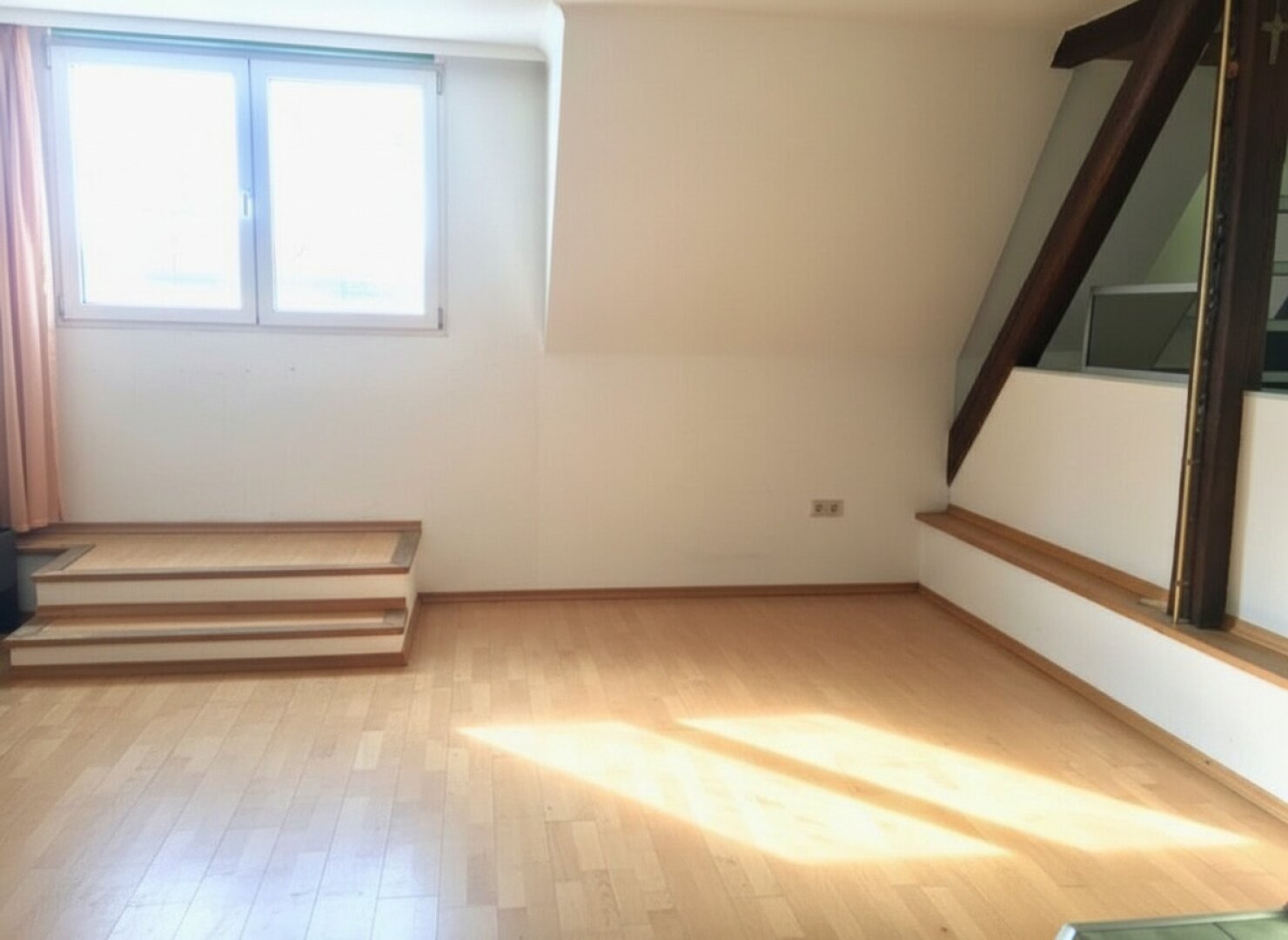 Gemütliche 3 Zimmer-Loftwohnung im Dachgeschoss perfekt für Künstler, Single, Paare und kleine Familie