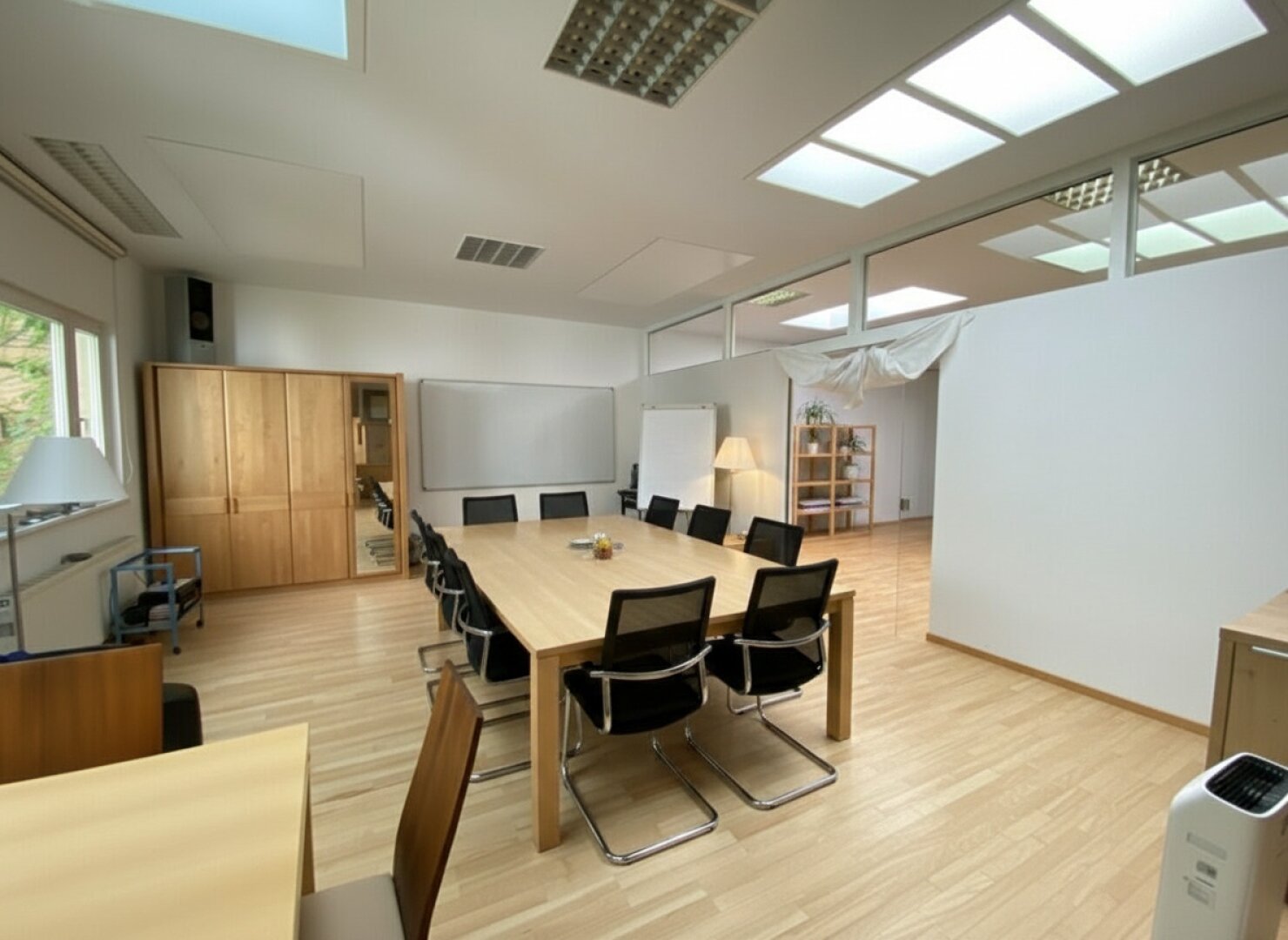 Ordination, Praxis, Geschäftslokal, Büro, Therapie- und Fitness Studio in bester Lage mit voll ausgestatteter 55m² Wohnung und 2 TG Plätze