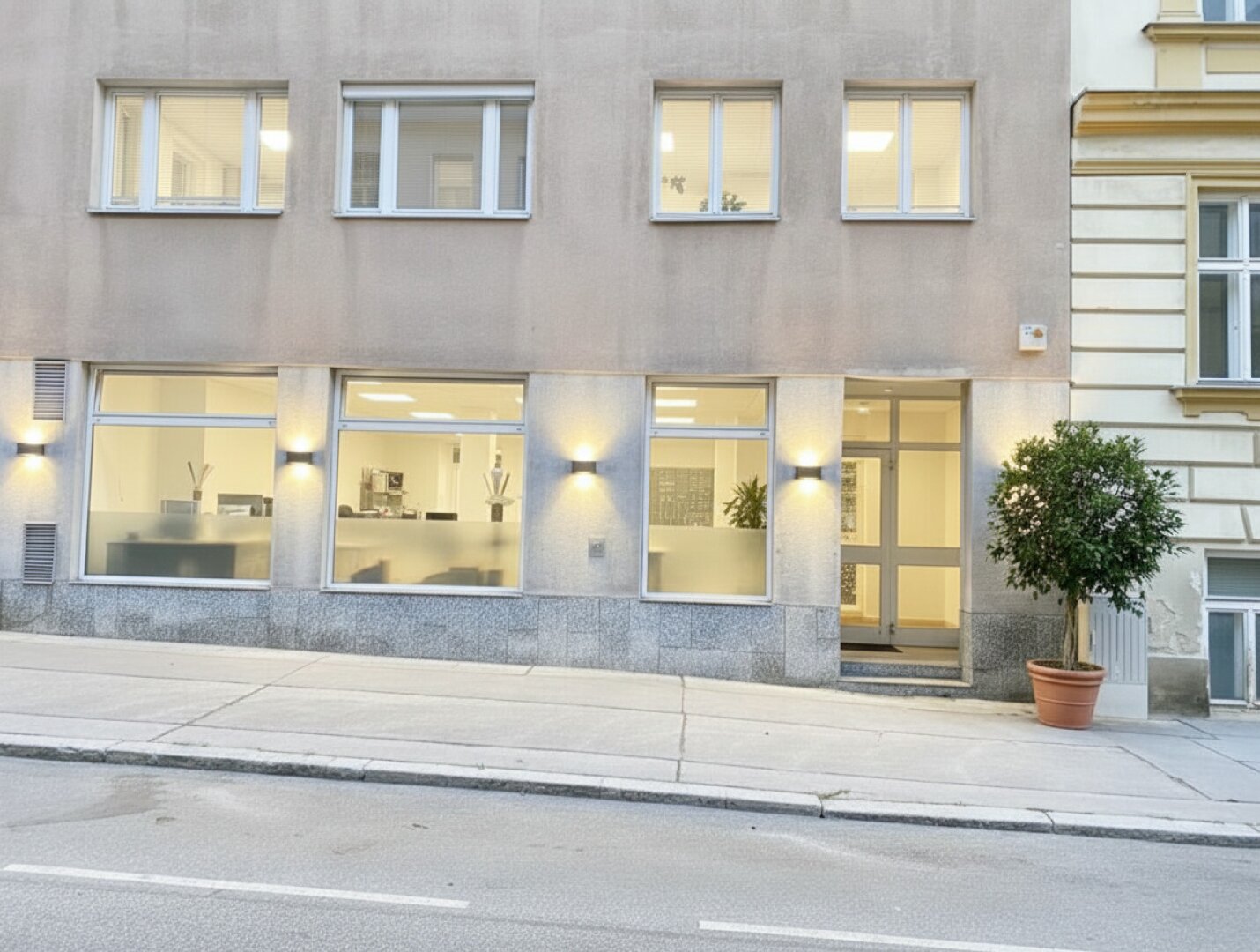 Ordination, Praxis, Geschäftslokal, Büro, Therapie- und Fitness Studio in bester Lage mit voll ausgestatteter 55m² Wohnung und 2 TG Plätze