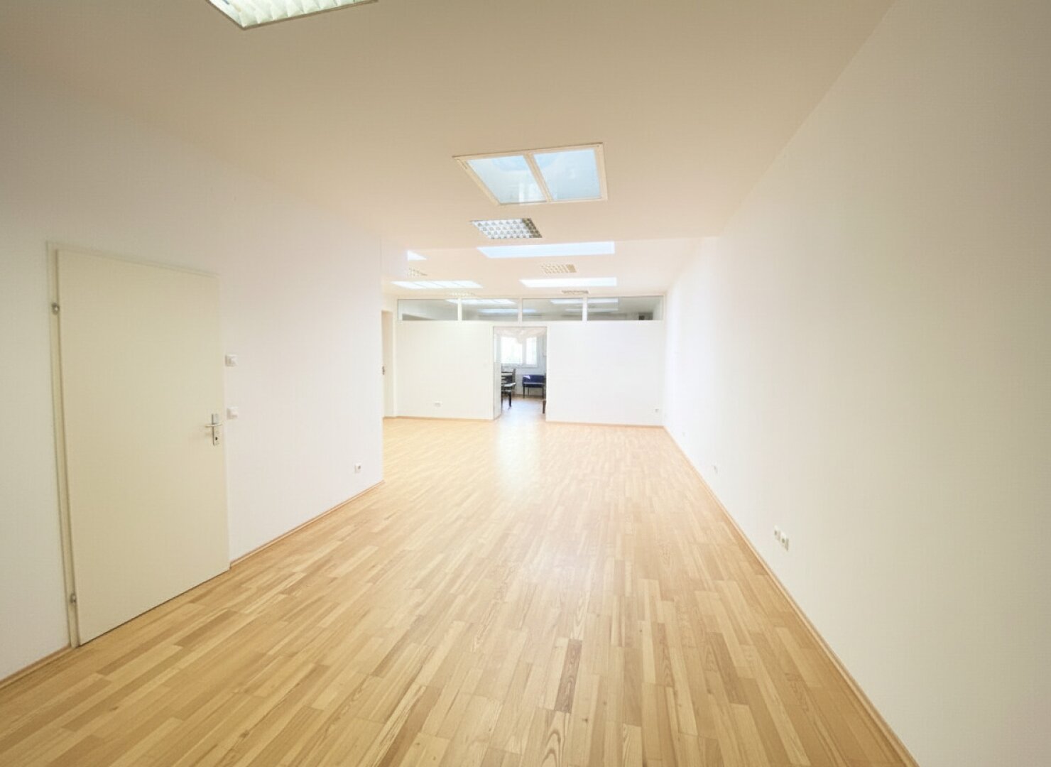 Ordination, Praxis, Geschäftslokal, Büro, Therapie- und Fitness Studio in bester Lage mit voll ausgestatteter 55m² Wohnung und 2 TG Plätze