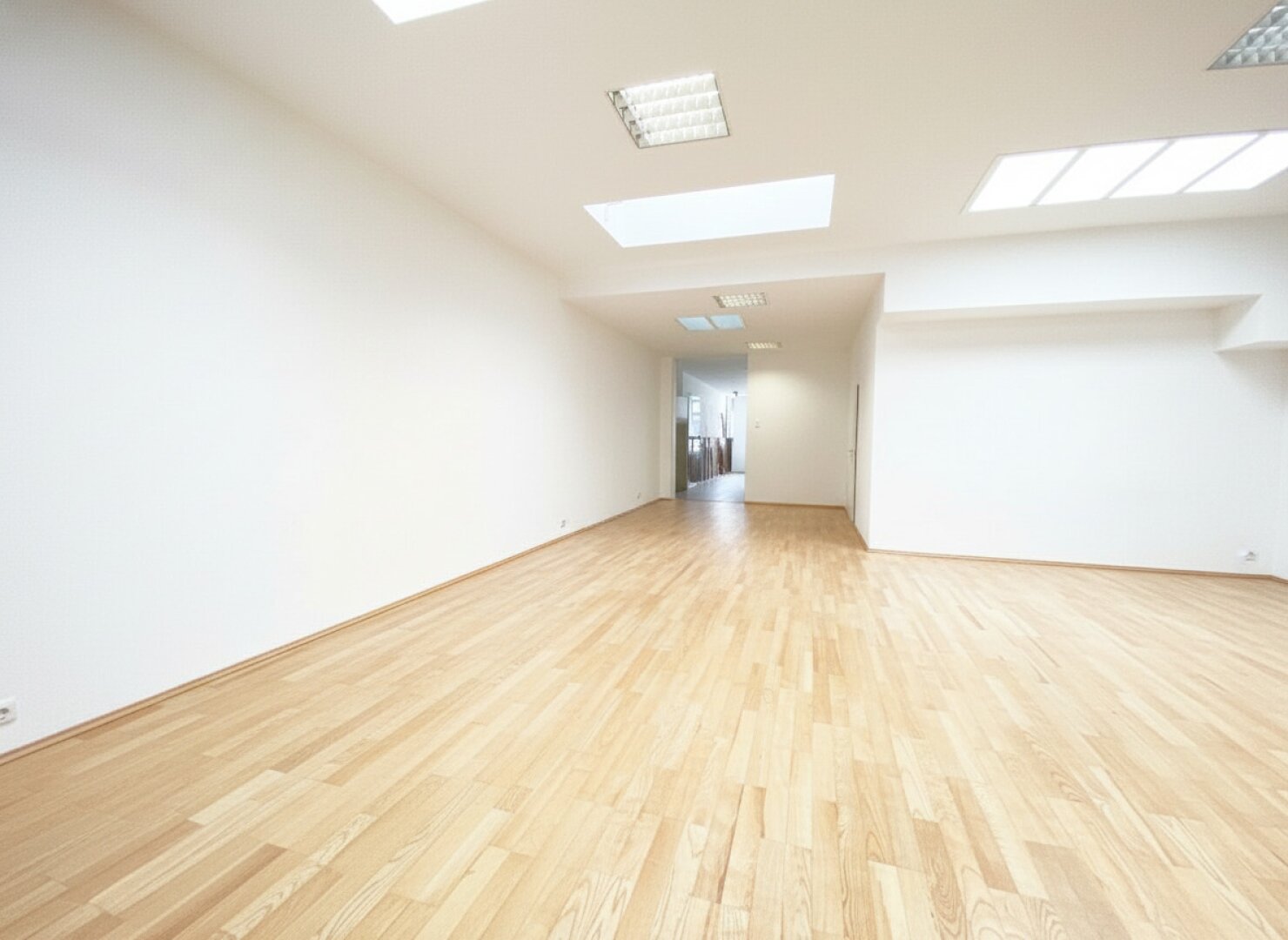Ordination, Praxis, Geschäftslokal, Büro, Therapie- und Fitness Studio in bester Lage mit voll ausgestatteter 55m² Wohnung und 2 TG Plätze