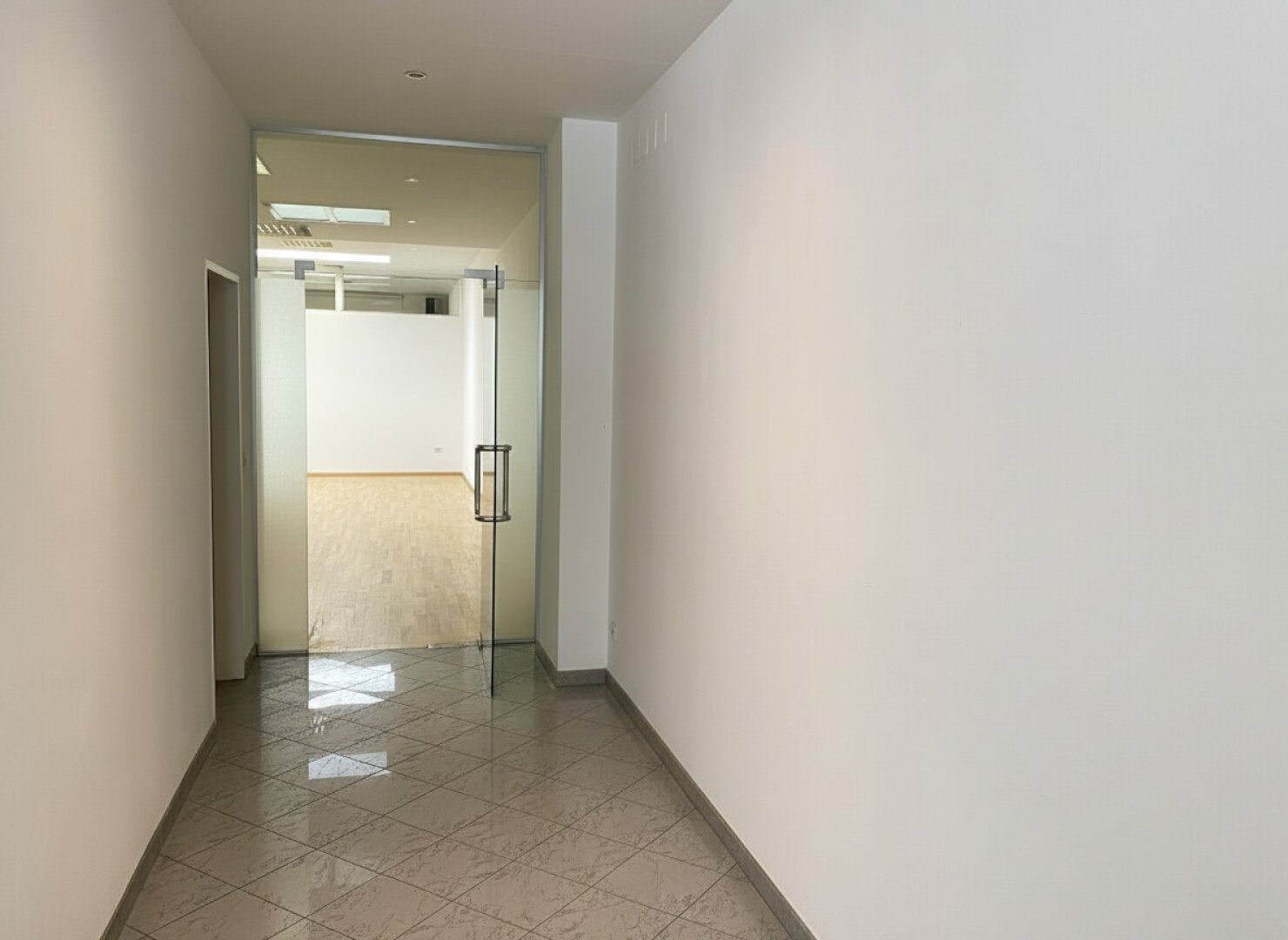 Ordination, Praxis, Geschäftslokal, Büro, Therapie- und Fitness Studio in bester Lage mit voll ausgestatteter 55m² Wohnung und 2 TG Plätze