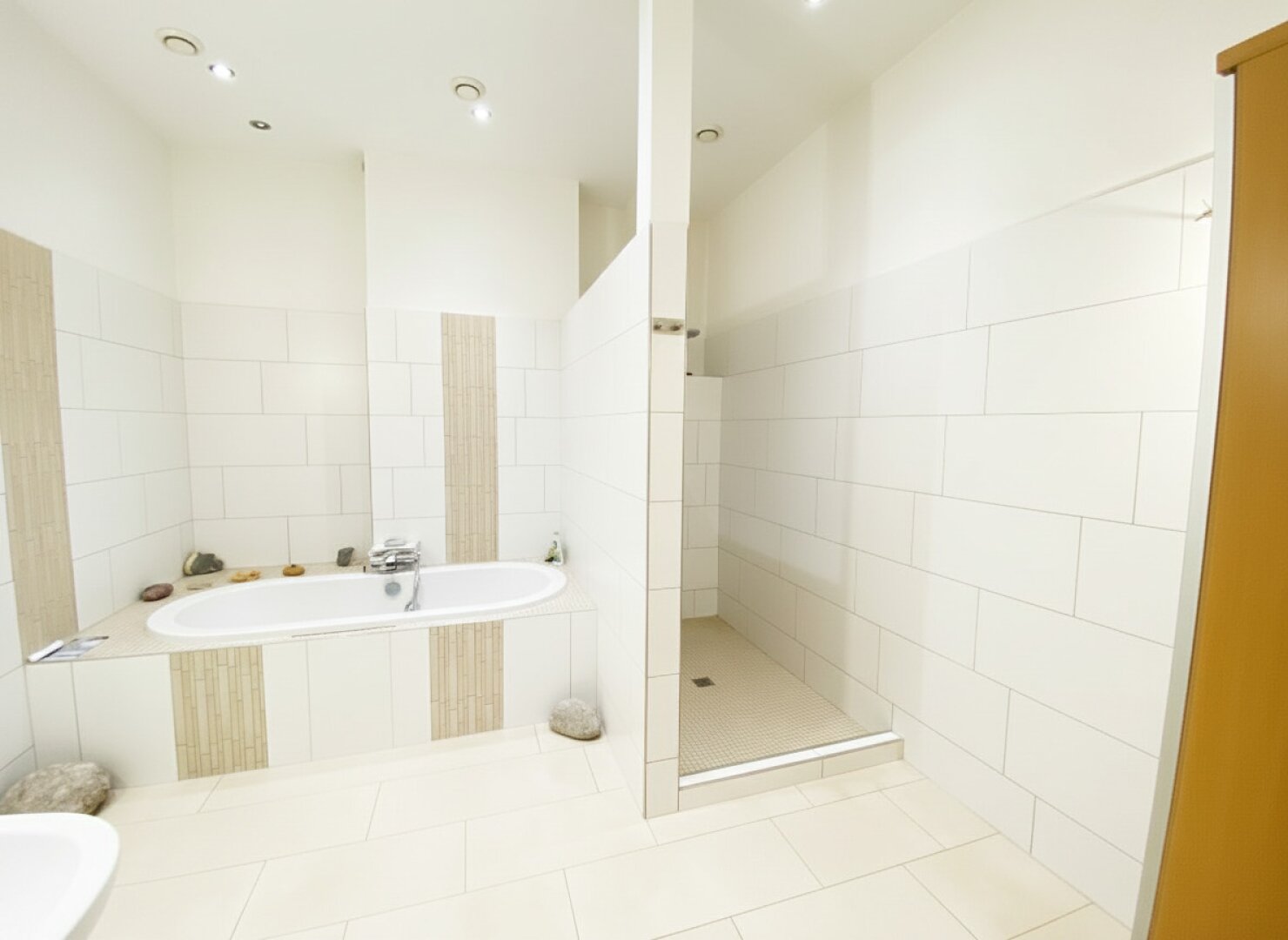 Ordination, Praxis, Geschäftslokal, Büro, Therapie- und Fitness Studio in bester Lage mit voll ausgestatteter 55m² Wohnung und 2 TG Plätze