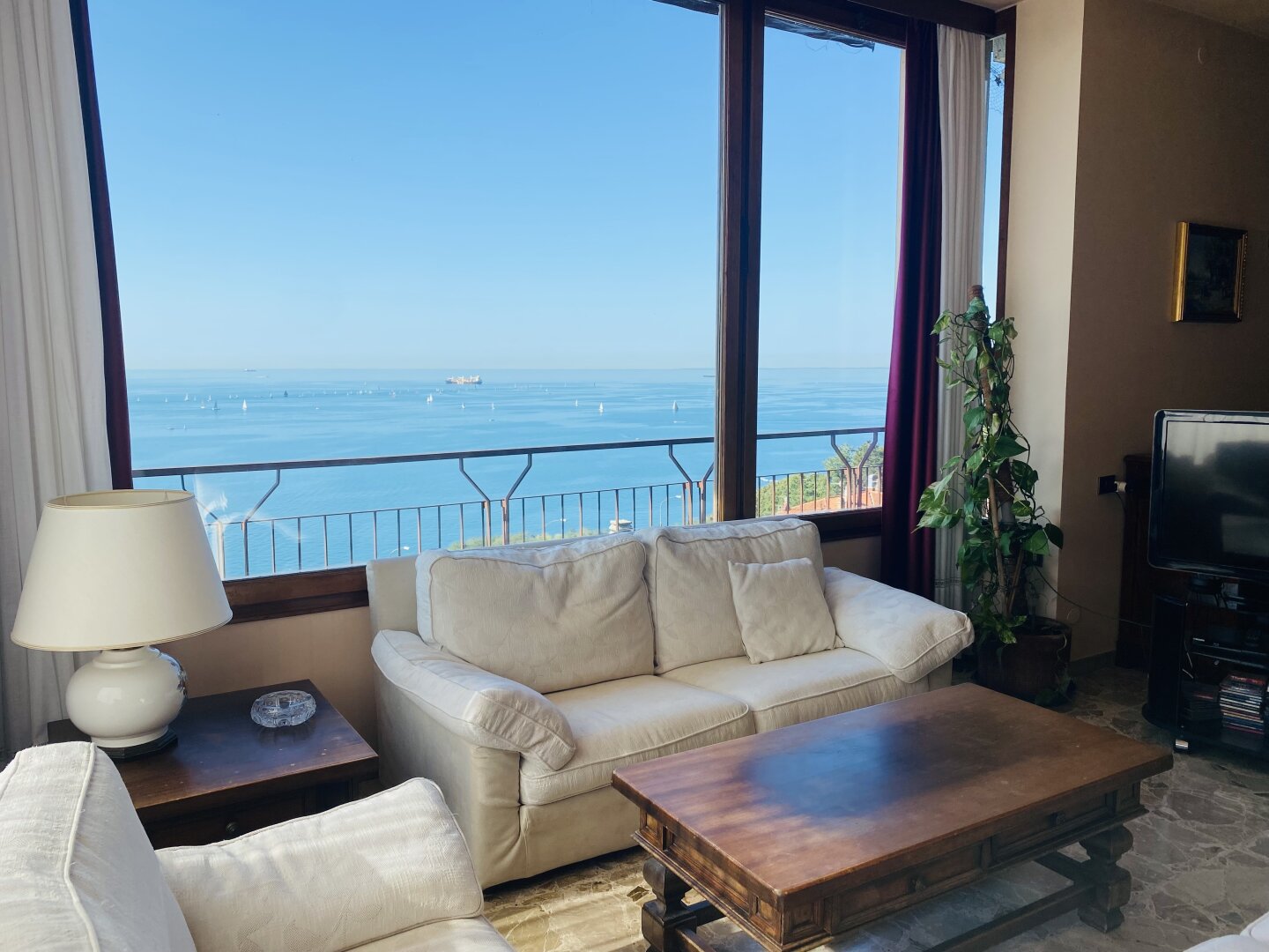 VILLA MIT MEERBLICK