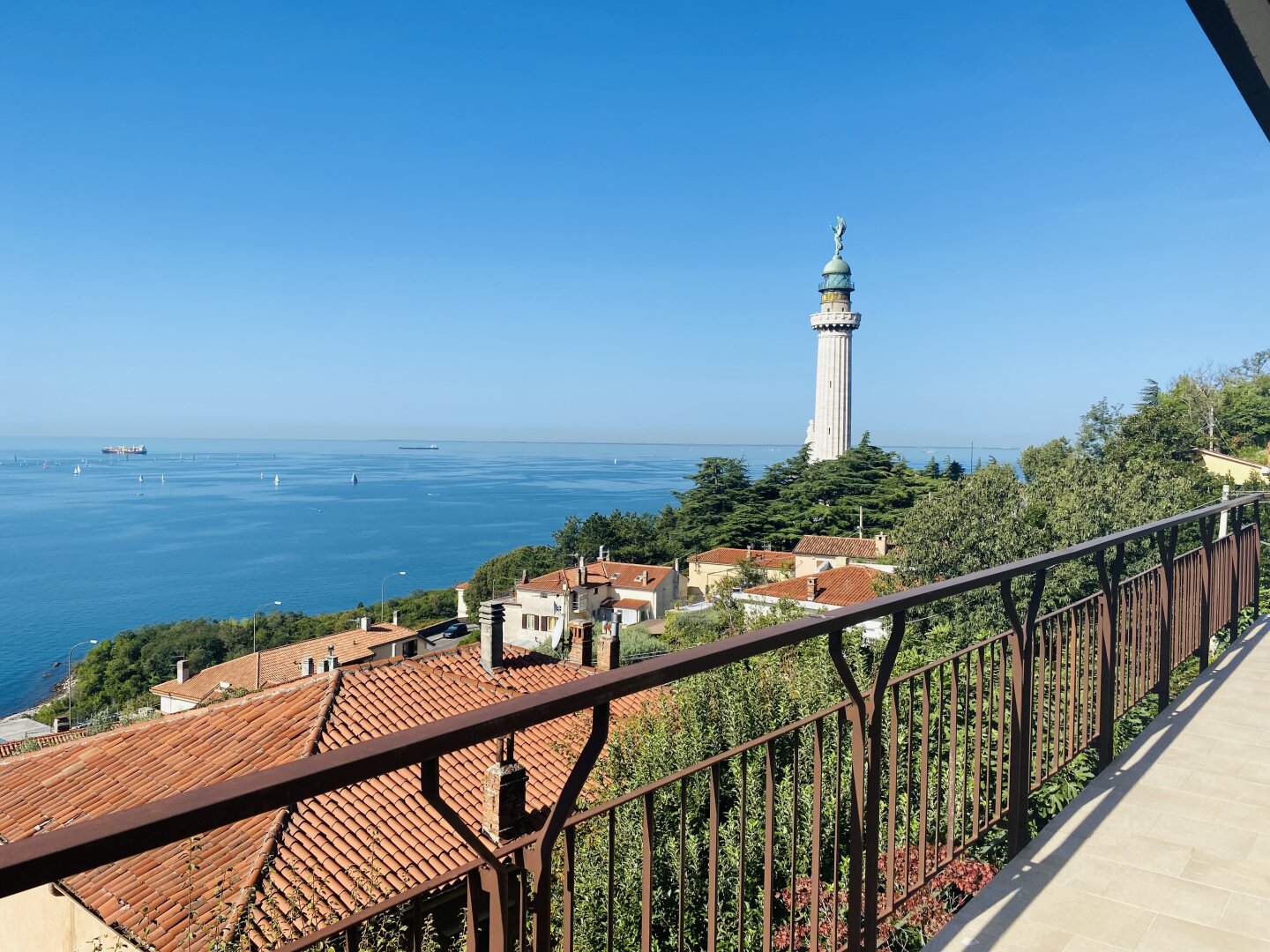 VILLA MIT MEERBLICK