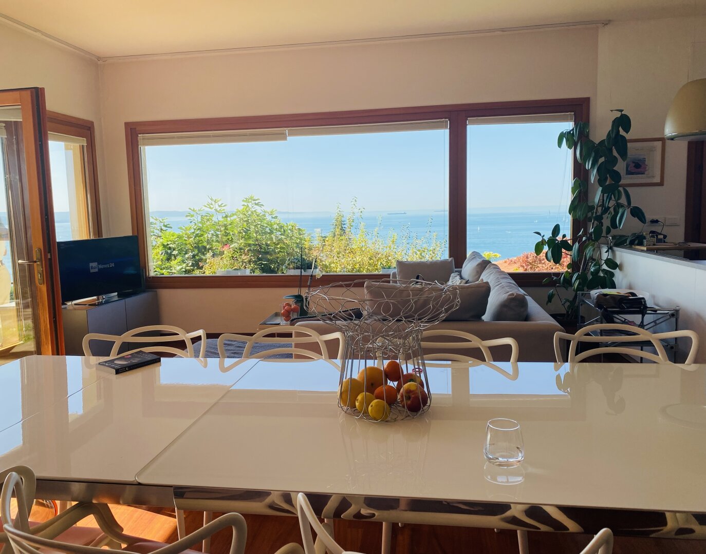 VILLA MIT MEERBLICK