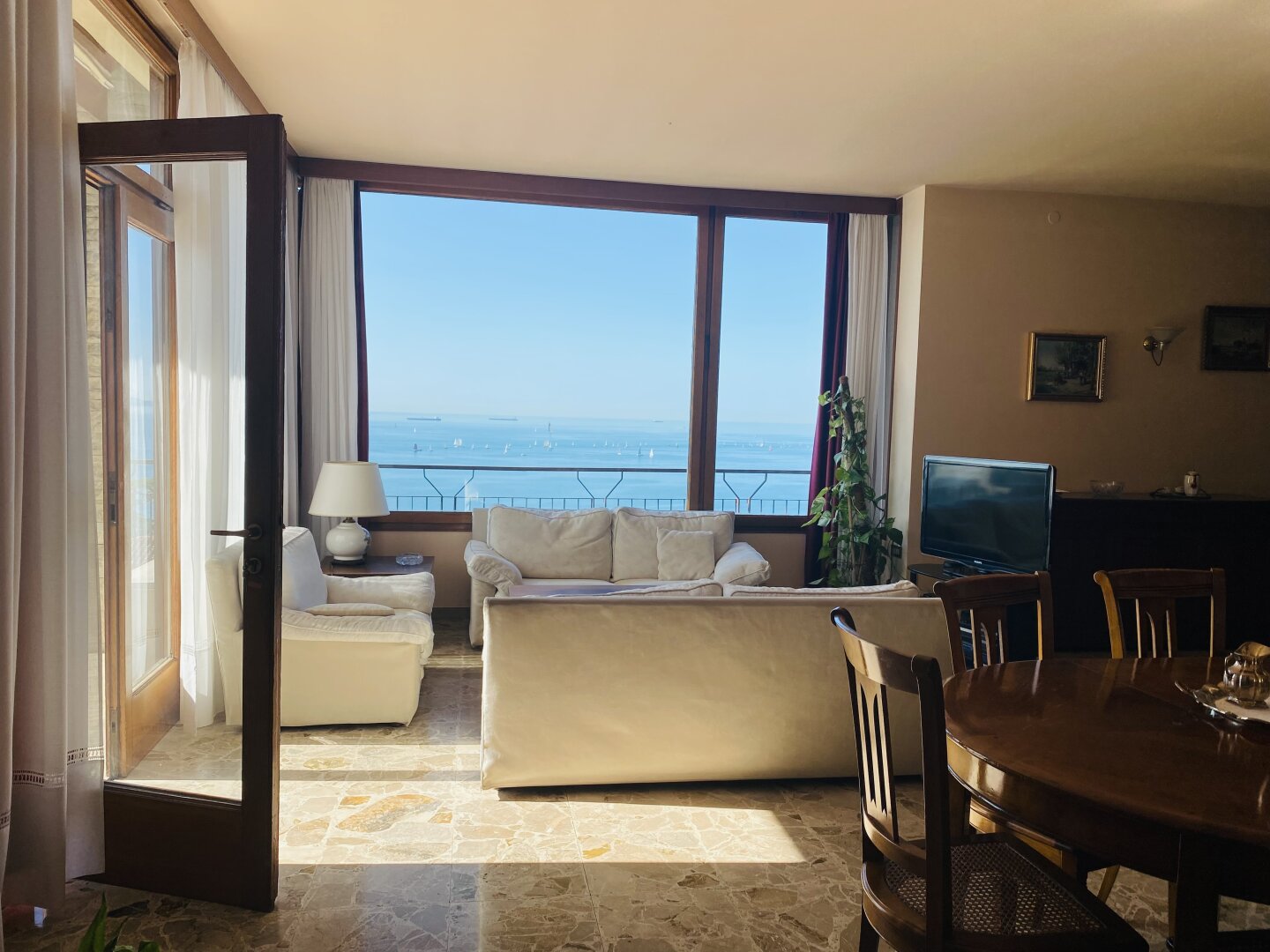 VILLA MIT MEERBLICK