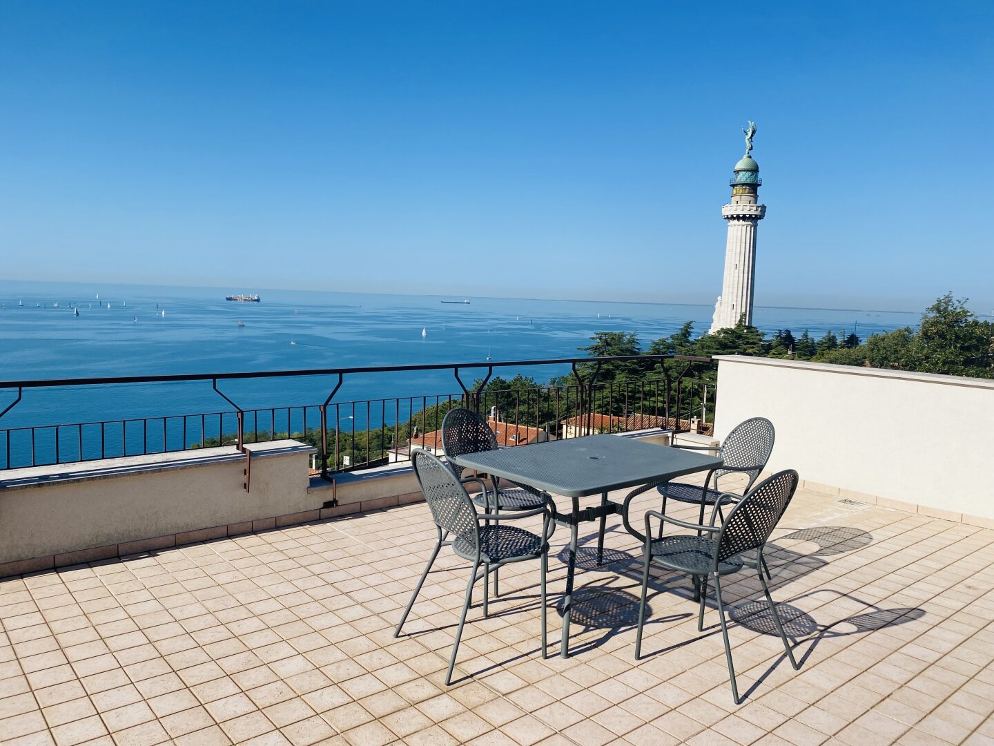VILLA MIT MEERBLICK