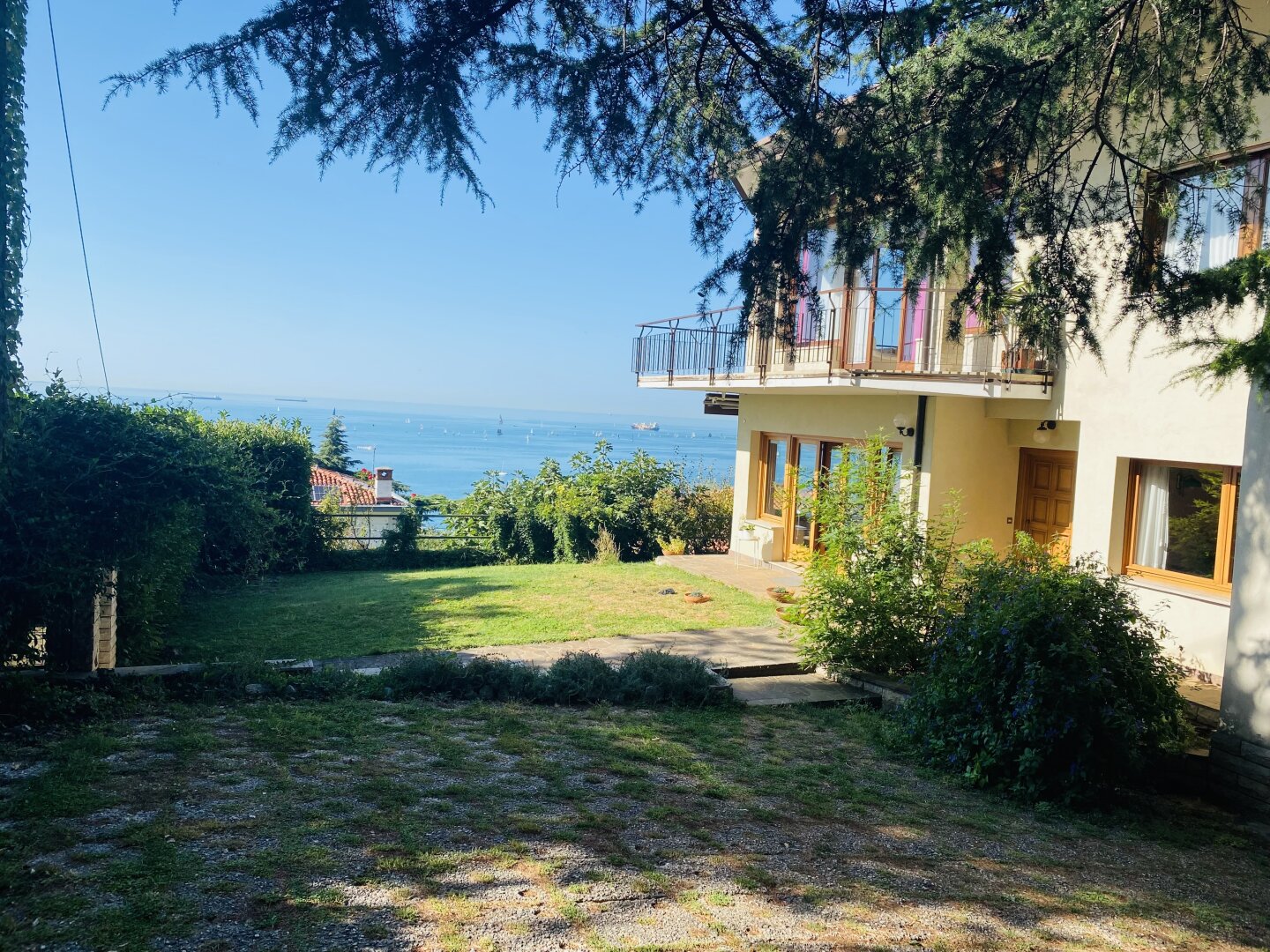 VILLA MIT MEERBLICK