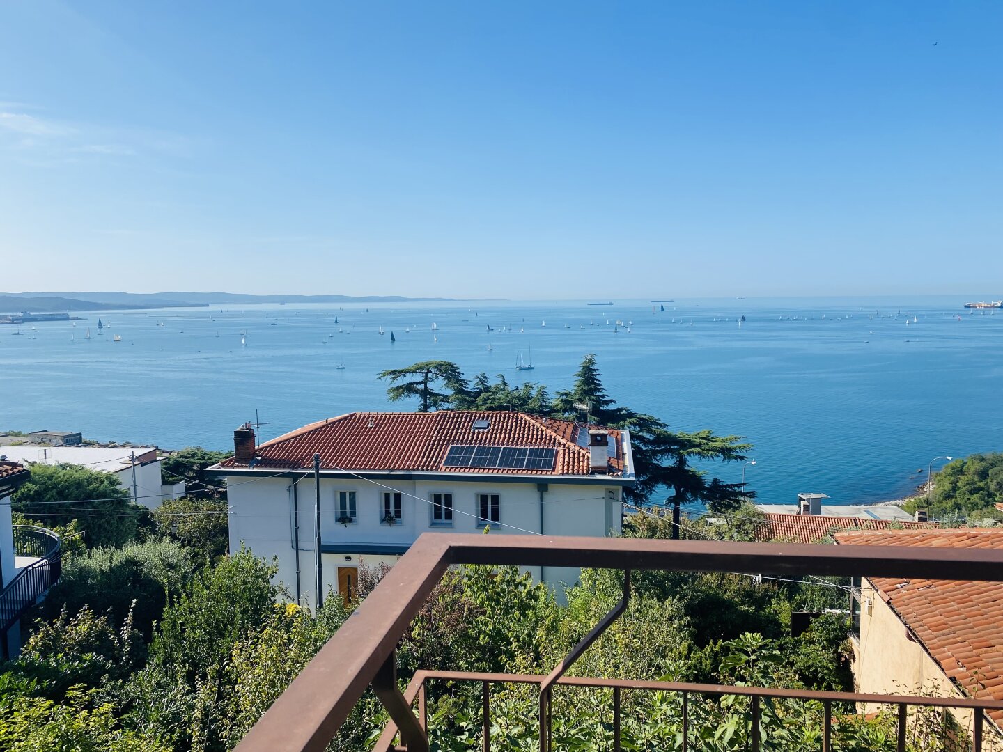 VILLA MIT MEERBLICK