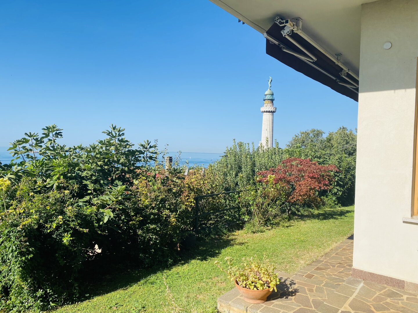 VILLA MIT MEERBLICK