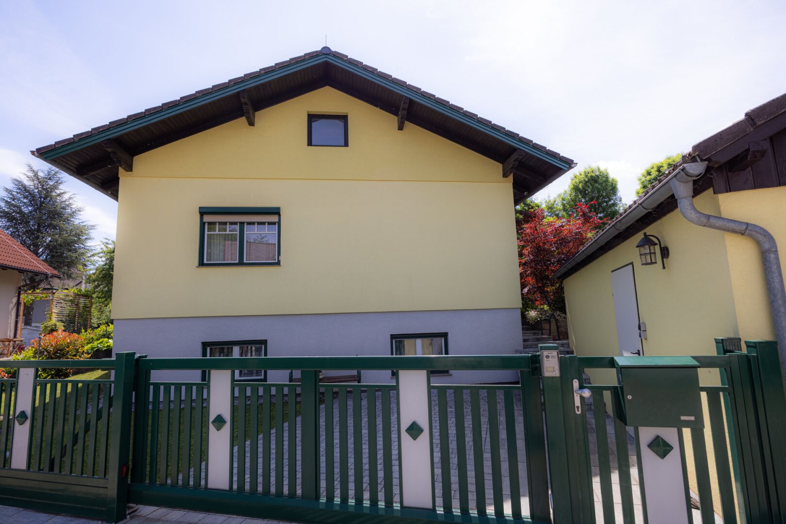 Top gepflegtes EFH mit Swimmingpool, Sauna und Traumgarten