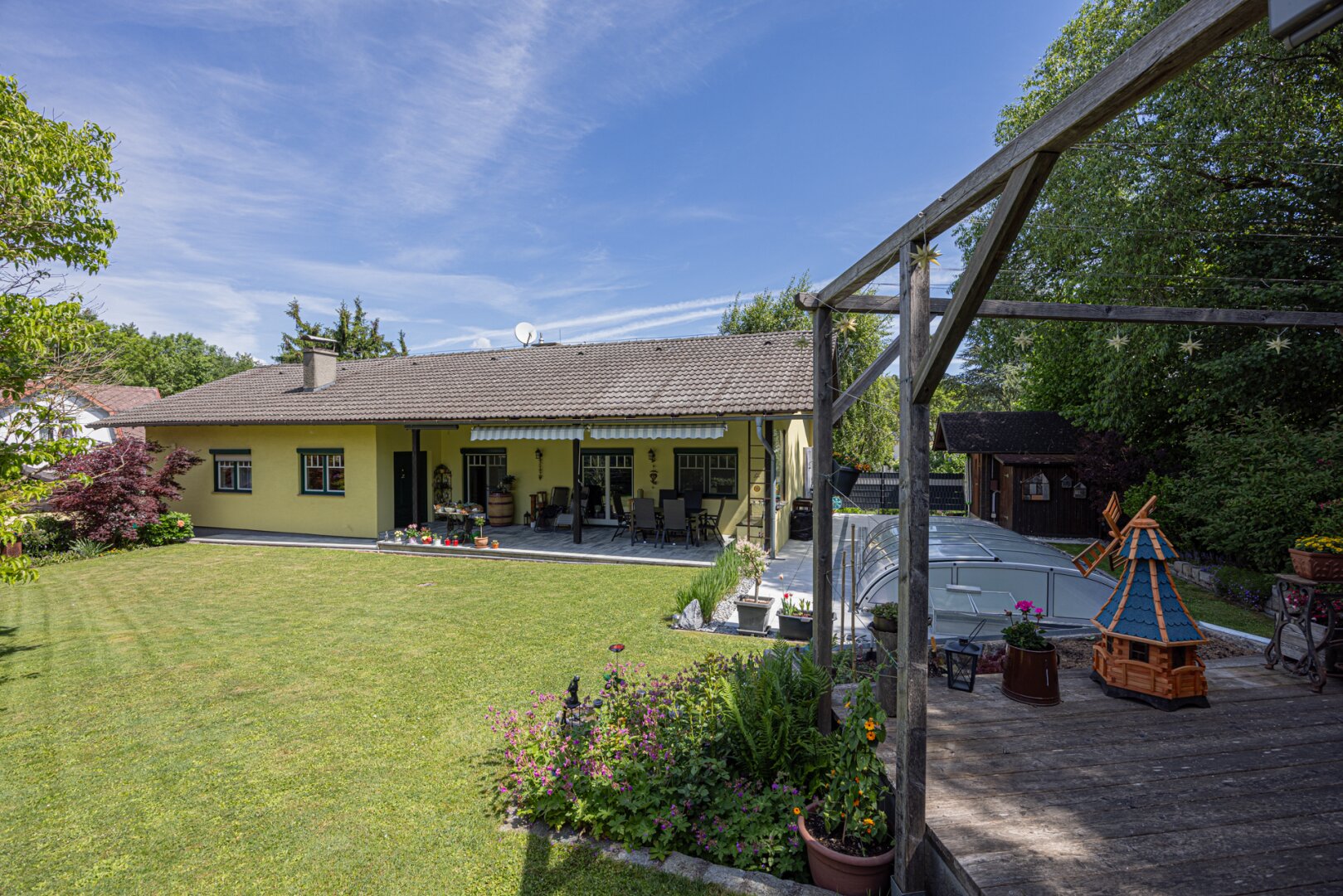 Top gepflegtes EFH mit Swimmingpool, Sauna und Traumgarten