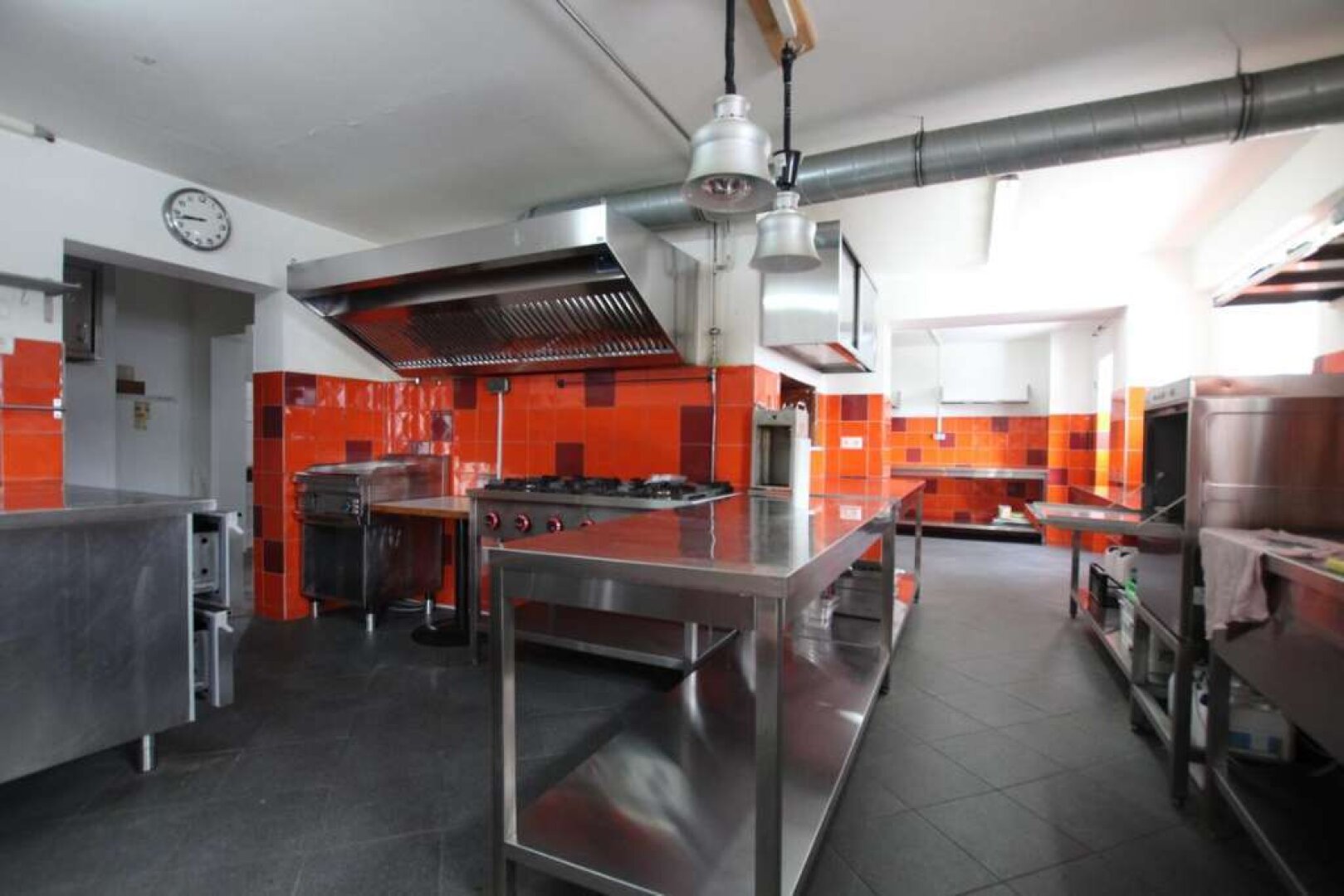 Komplett ausgestattetes Gästehaus mit 9 Zimmern, privater Wohnung, Restaurant samt moderner Gastroküche und zusätzlichem Nebengebäude!