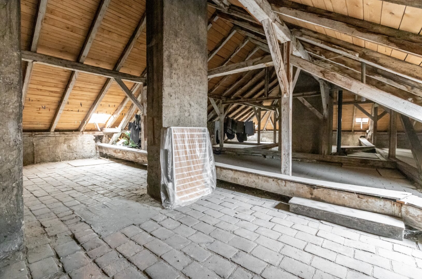 Rohdachboden in stilvollem Zinshaus mit 498 m2 erzielbarer Nutzfläche