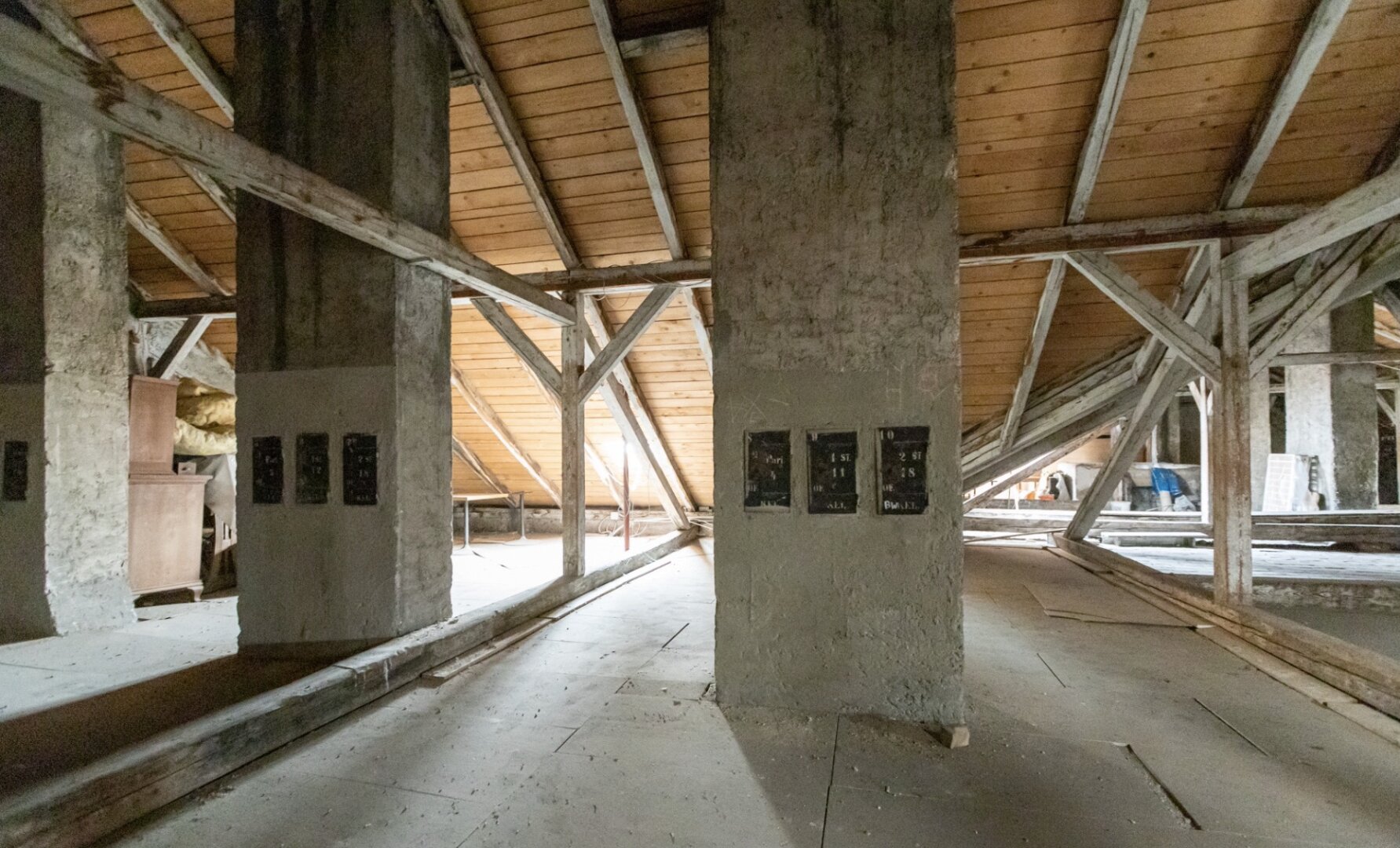 Rohdachboden in stilvollem Zinshaus mit 498 m2 erzielbarer Nutzfläche