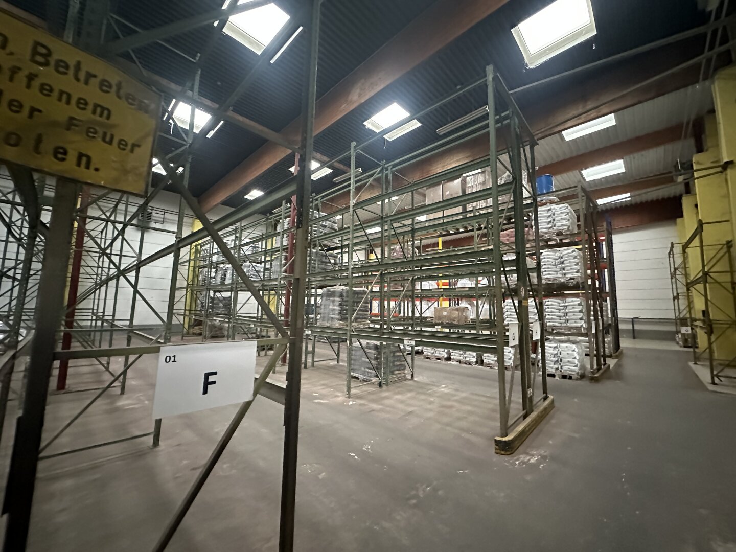 Lagerfläche von 250m² bis ca. 2.500m² mit 2x Laderampen in Linz/ Hafen kurzfristige Anmietung auch möglich.