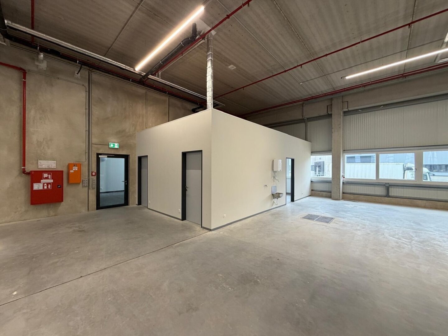 NEUBAU  - Produktions / Lagerhalle mit Büroflächen in Enns/Ennshafen zu vermieten – individuell und zukunftsorientiert