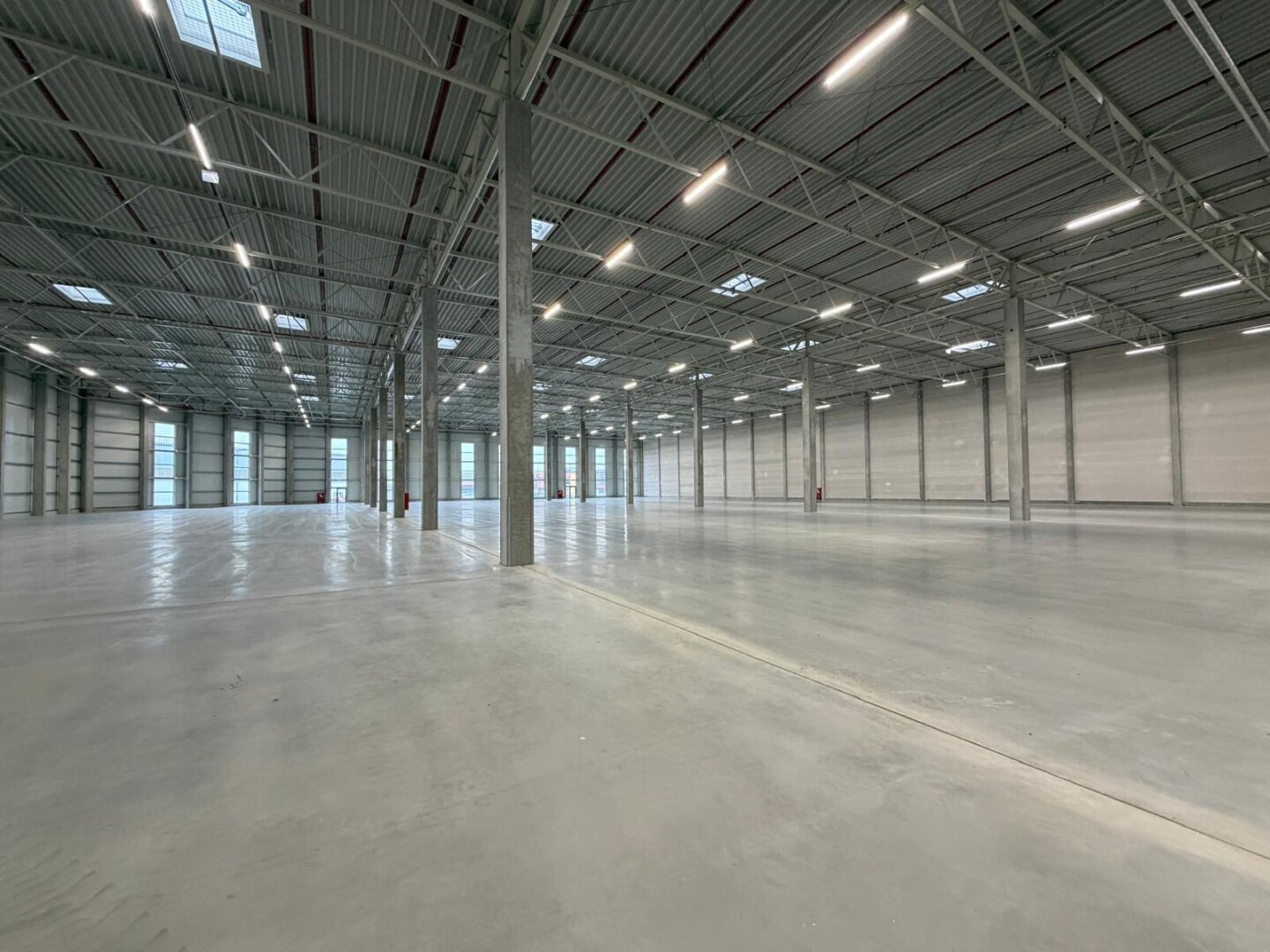NEUBAU  - Produktions / Lagerhalle mit Büroflächen in Enns/Ennshafen zu vermieten – individuell und zukunftsorientiert