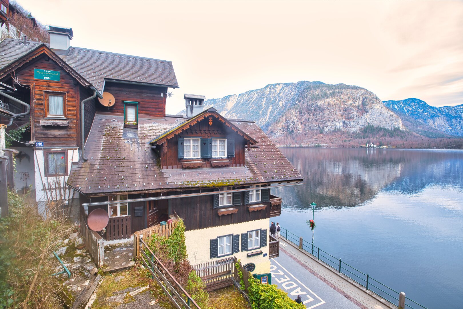 Exklusives Wohnen in idyllischer Lage mit Seeblick - Traumhaus in Hallstatt mit 7 Zimmern, Garten, Balkon und Stellplätzen.