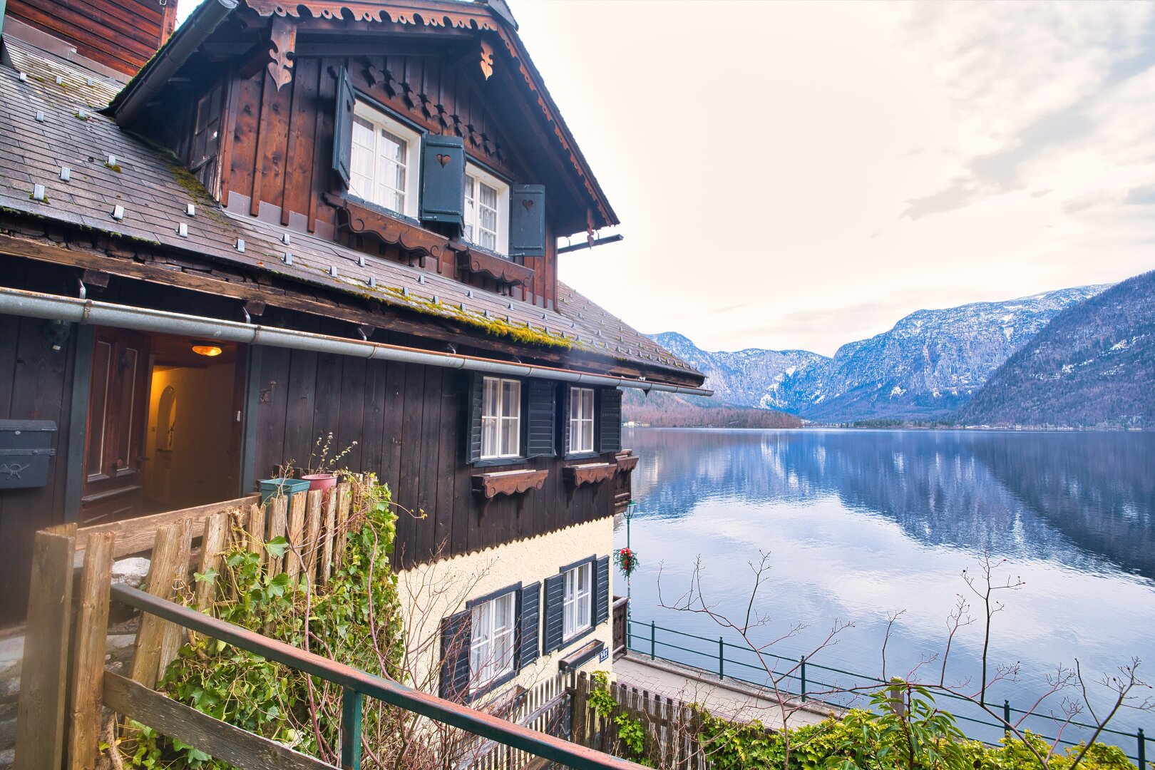 Exklusives Wohnen in idyllischer Lage mit Seeblick - Traumhaus in Hallstatt mit 7 Zimmern, Garten, Balkon und Stellplätzen.