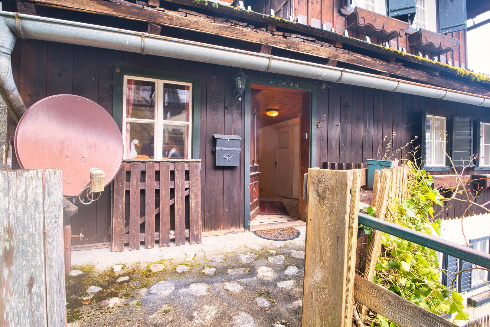 Exklusives Wohnen in idyllischer Lage mit Seeblick - Traumhaus in Hallstatt mit 7 Zimmern, Garten, Balkon und Stellplätzen.