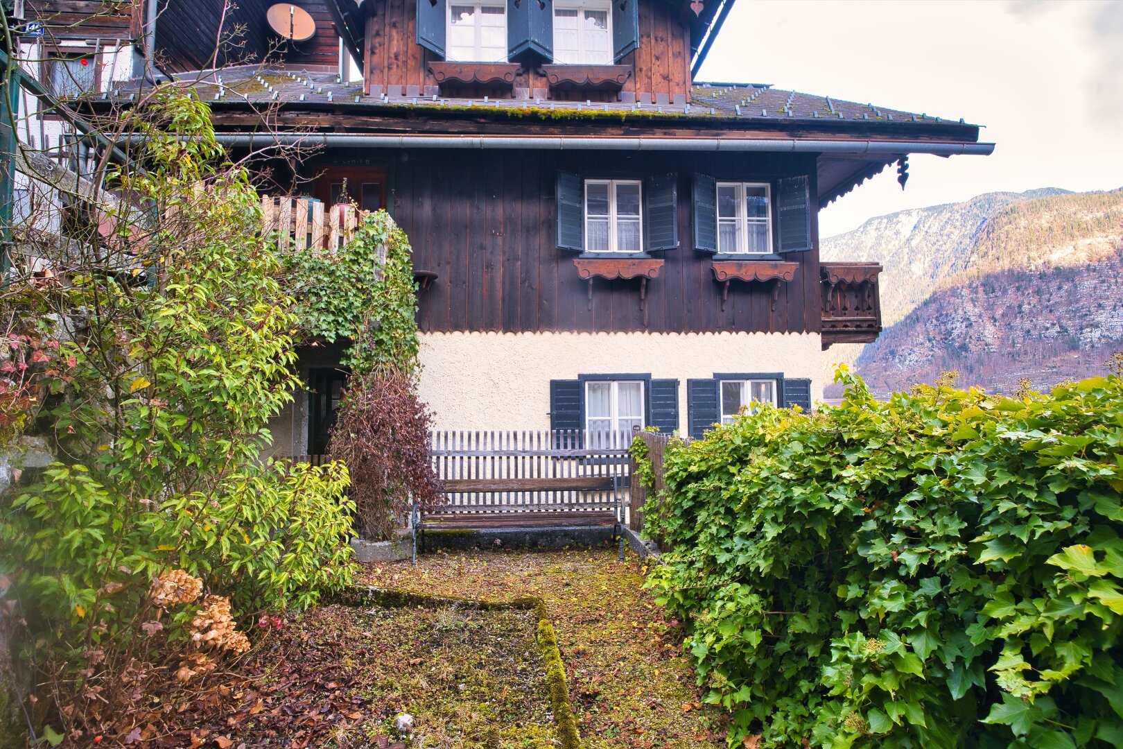 Exklusives Wohnen in idyllischer Lage mit Seeblick - Traumhaus in Hallstatt mit 7 Zimmern, Garten, Balkon und Stellplätzen.