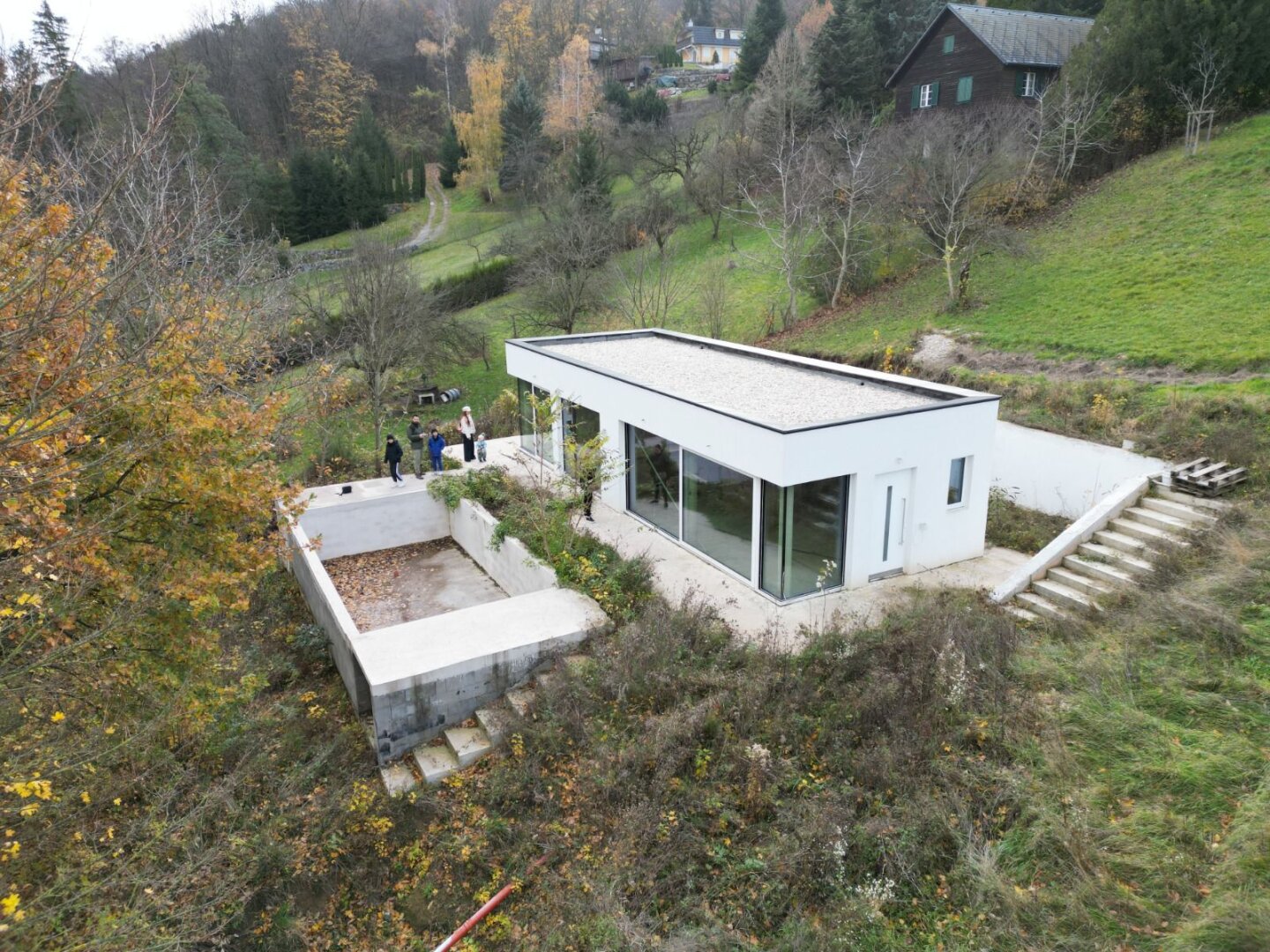 Zwei Reihenhäuser mit großem Grundstück & Pool – Rohbauprojekt mit viel Potenzial