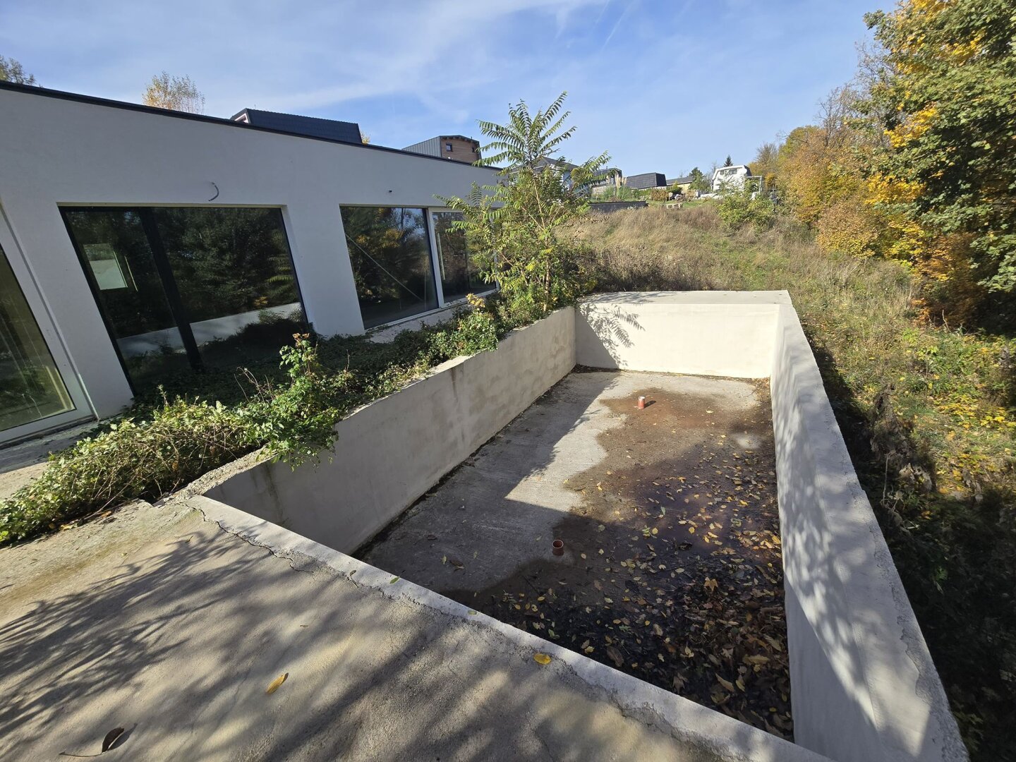 Zwei Reihenhäuser mit großem Grundstück & Pool – Rohbauprojekt mit viel Potenzial