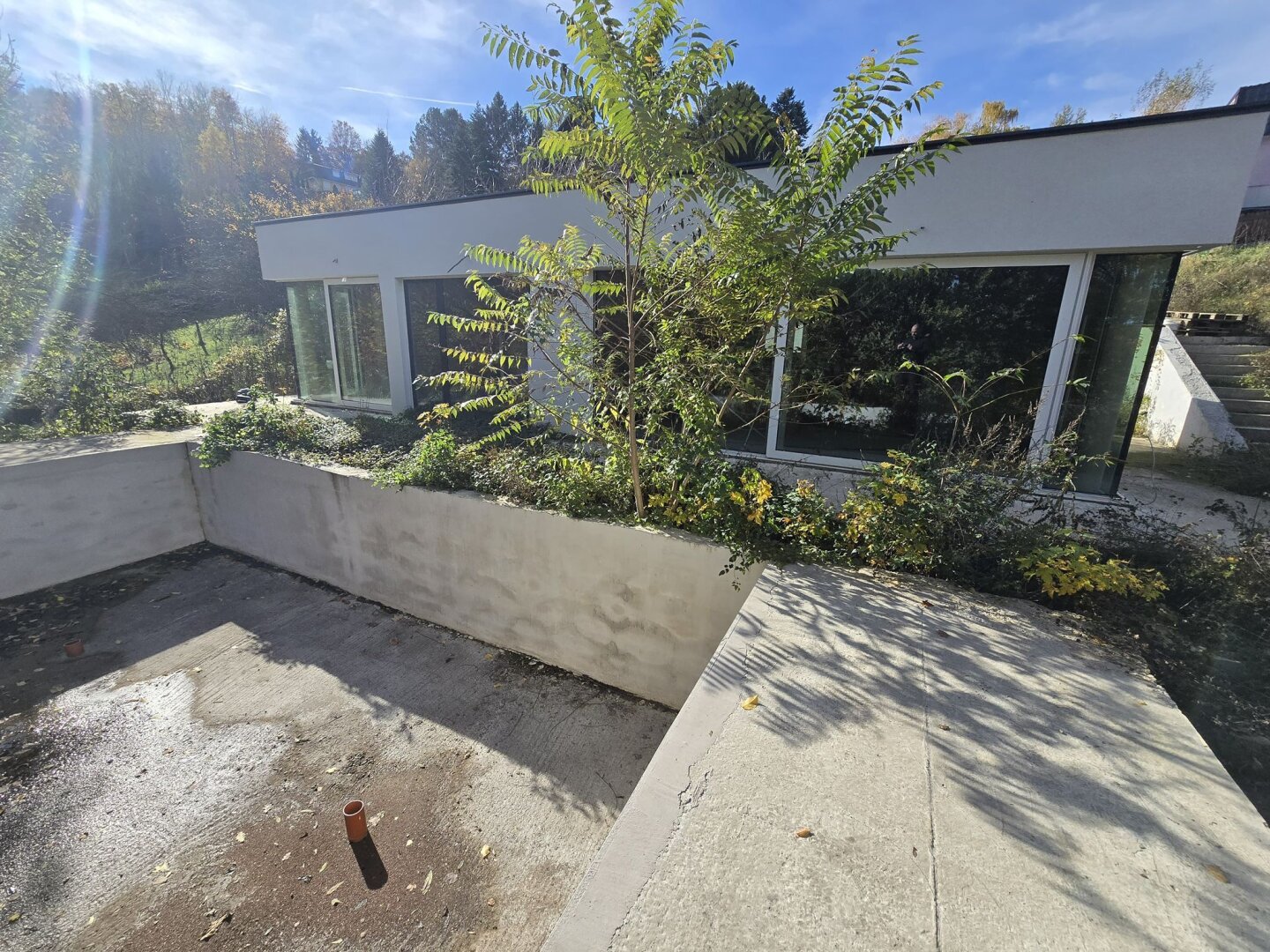 Zwei Reihenhäuser mit großem Grundstück & Pool – Rohbauprojekt mit viel Potenzial