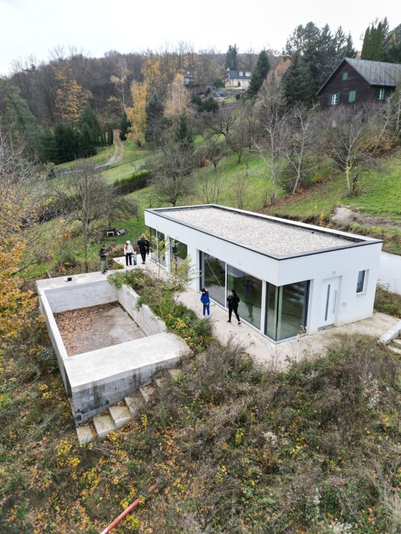 Zwei Reihenhäuser mit großem Grundstück & Pool – Rohbauprojekt mit viel Potenzial