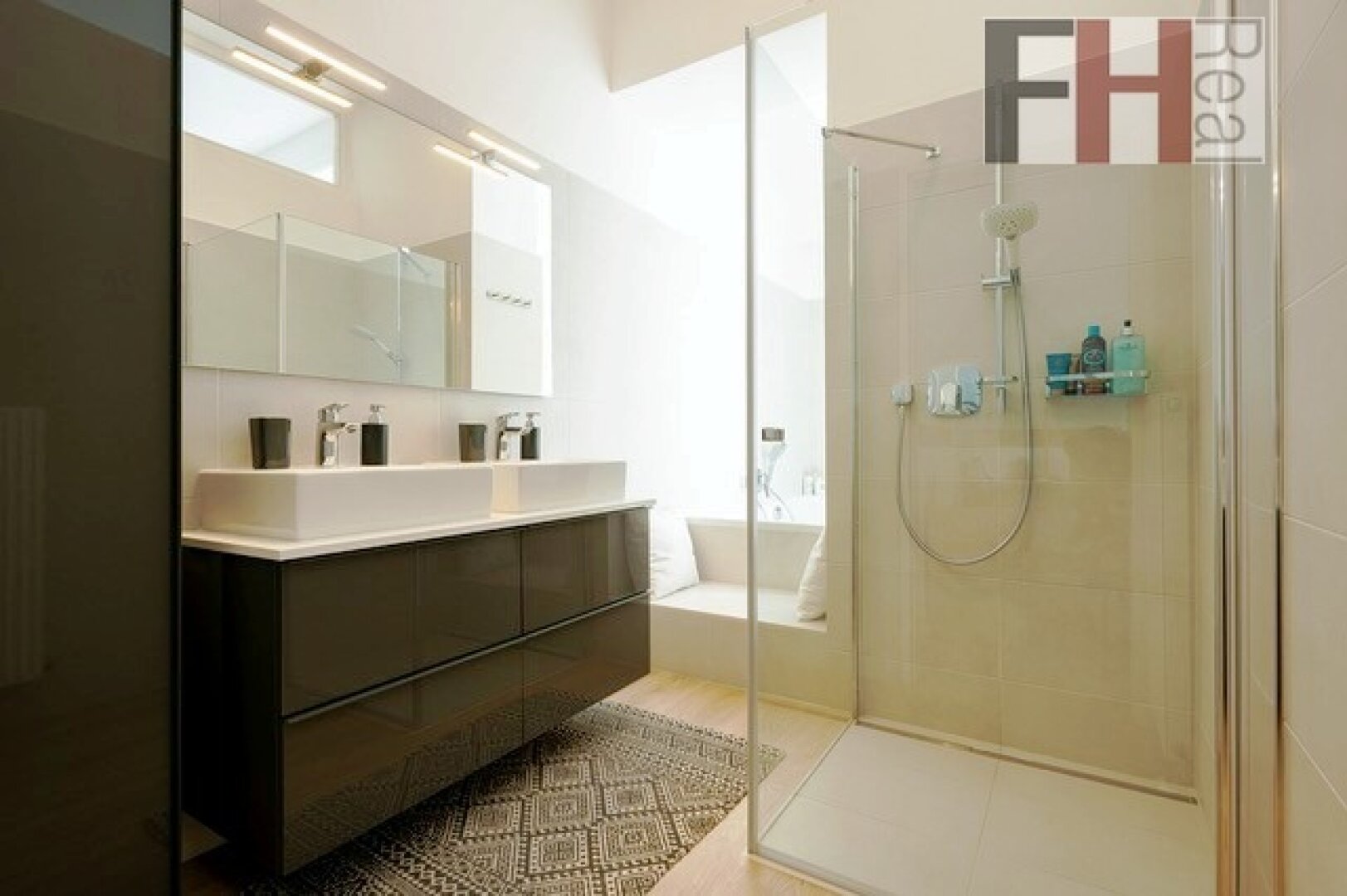 Elegante, topsanierte Maisonettewohnung in bester Neubauer Lage !!