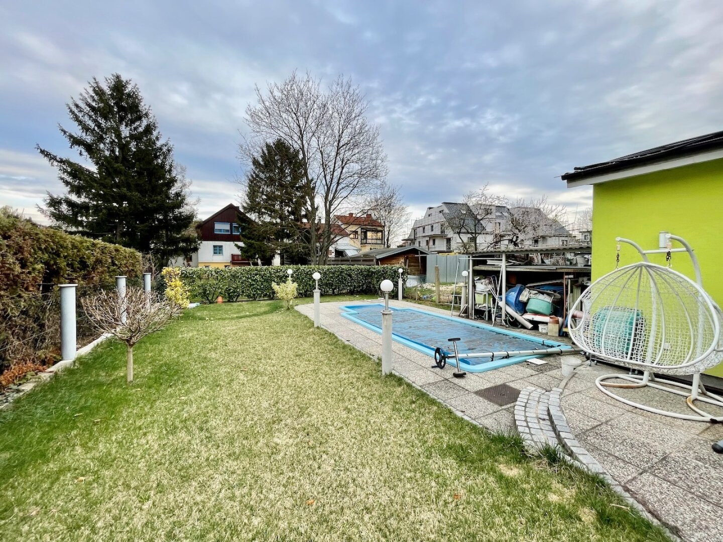 Gartenblick mit Pool