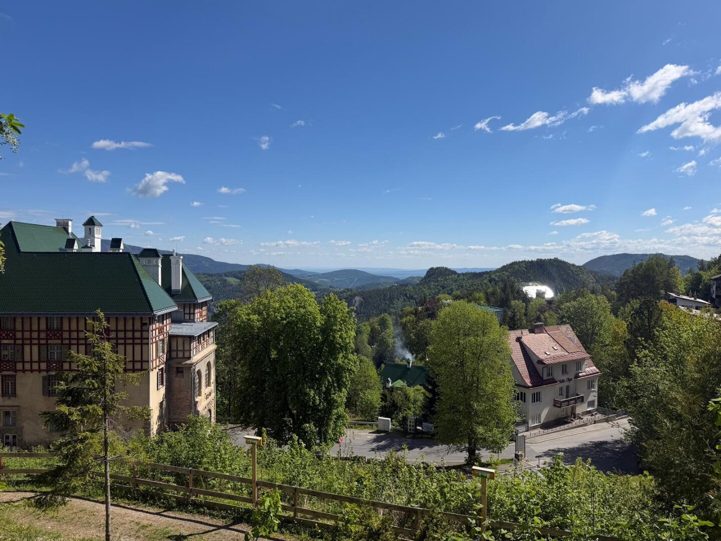2 Zimmer Eigentumswohnung in historischer Villa "Waldhof" am Semmering mit Grünblick