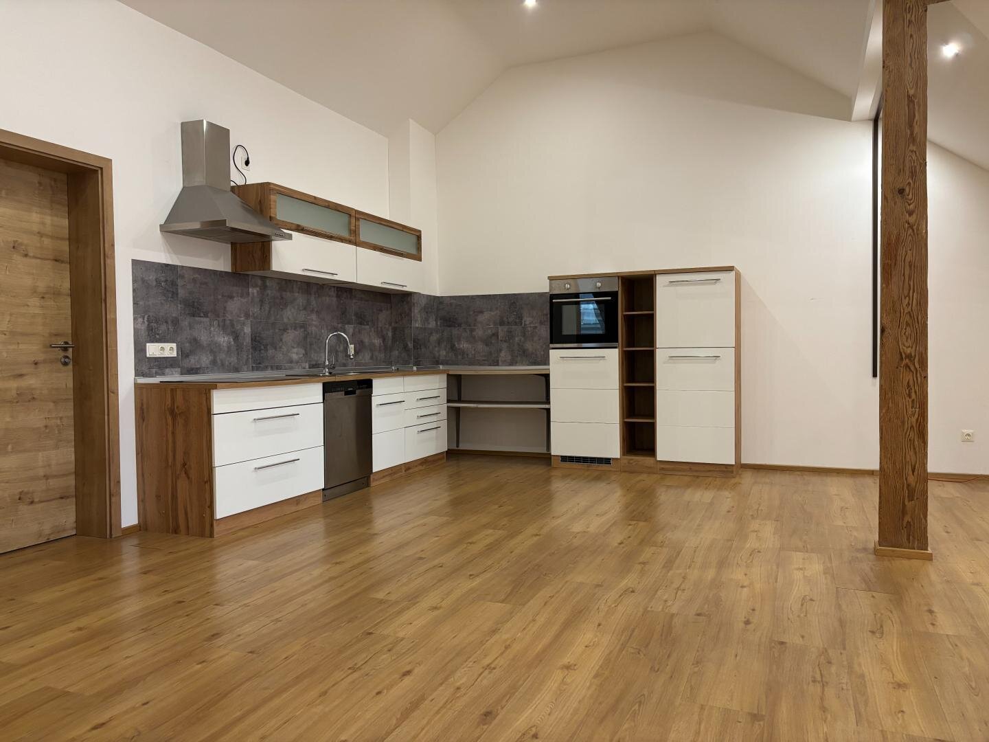 Schöne Dachgeschosswohnung in zentraler Lage: 109 m², 3 Zimmer & Terrasse