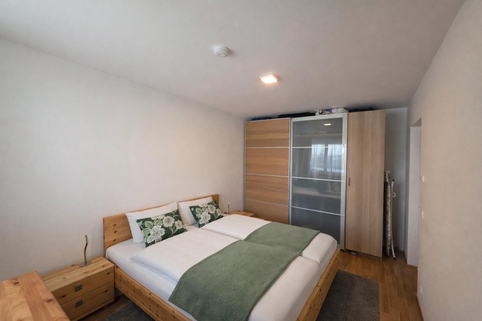 Schlafzimmer_KI_geräumt_2