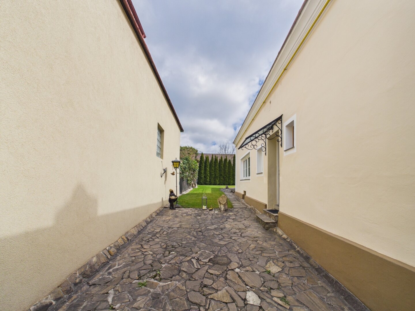 Einfahrt zum Garten und Wohnhaus