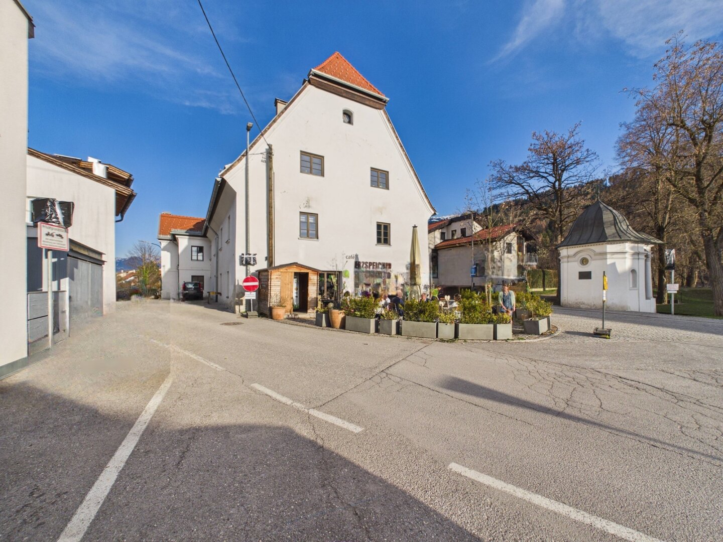 Ostansicht der Anlage inkl. der Terrasse des Café