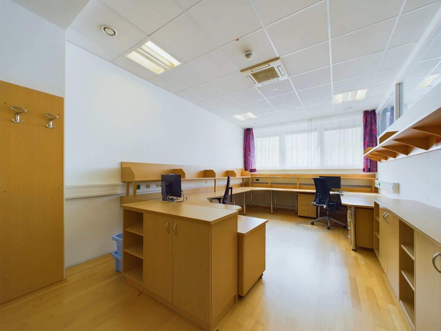 Büro Divers - Hauptgebäude - Pic 1