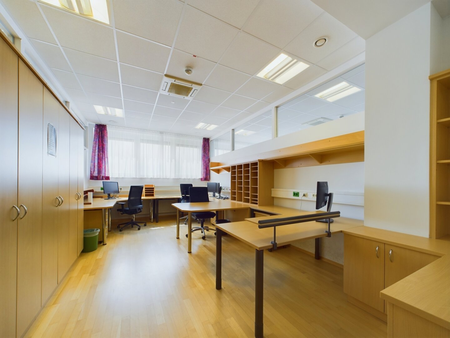 Büro Divers - Hauptgebäude - Pic 2