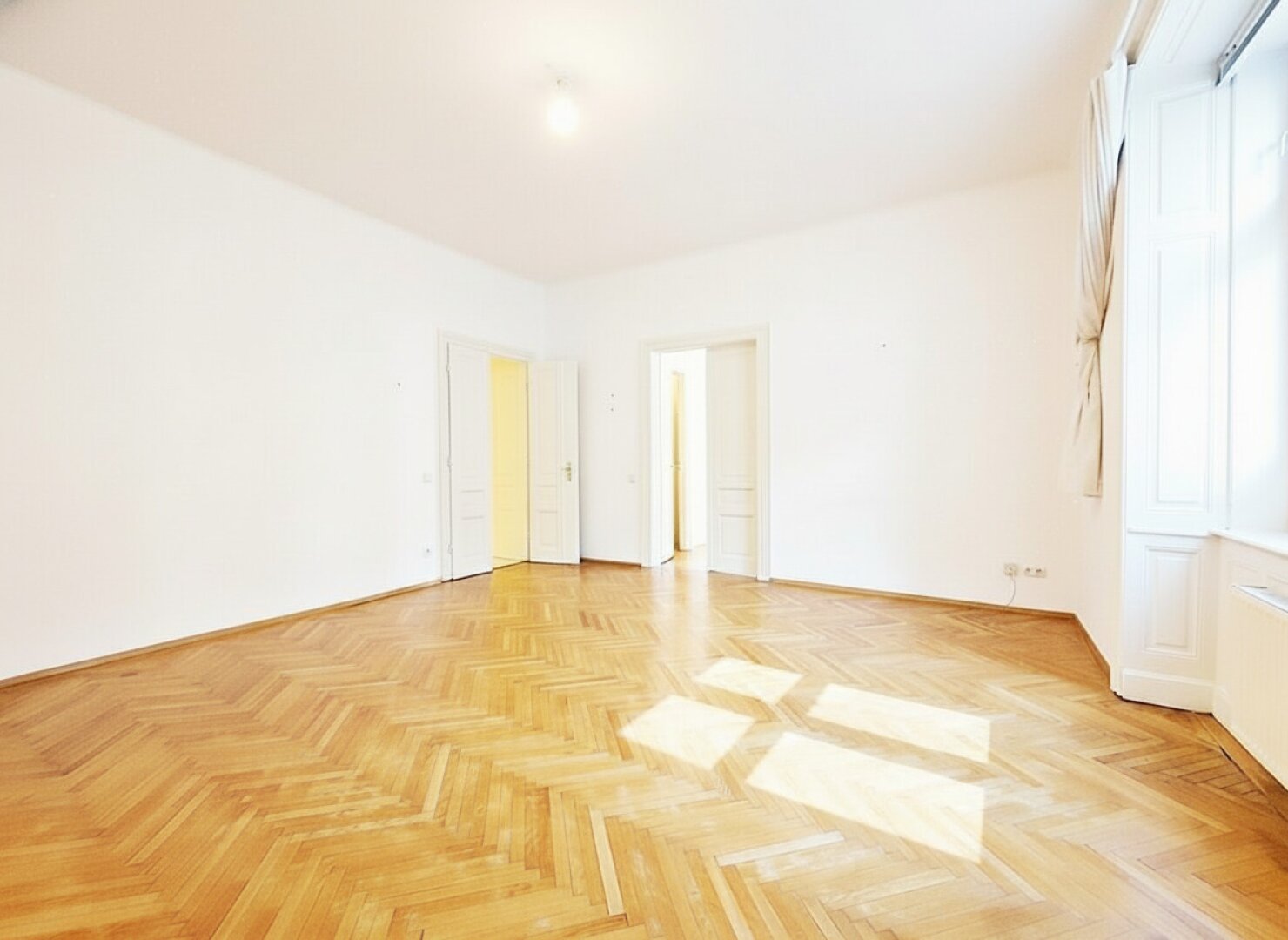 großzügiges Wohnzimmer 31 m²