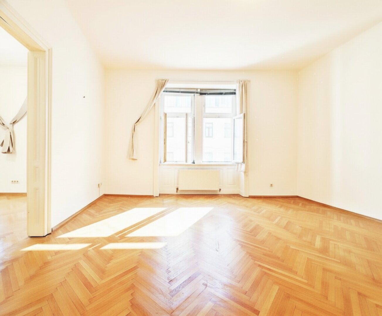 großzügiges Wohnzimmer 31 m²
