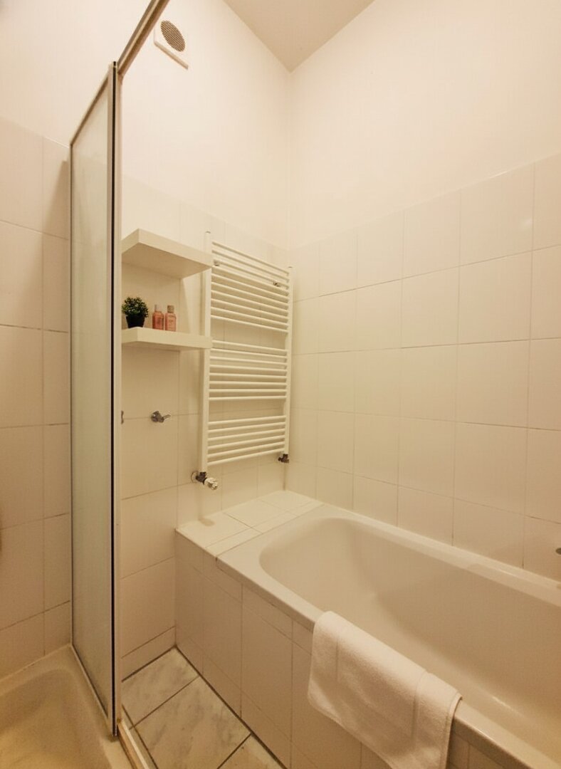Badezimmer mit Wanne und Dusche