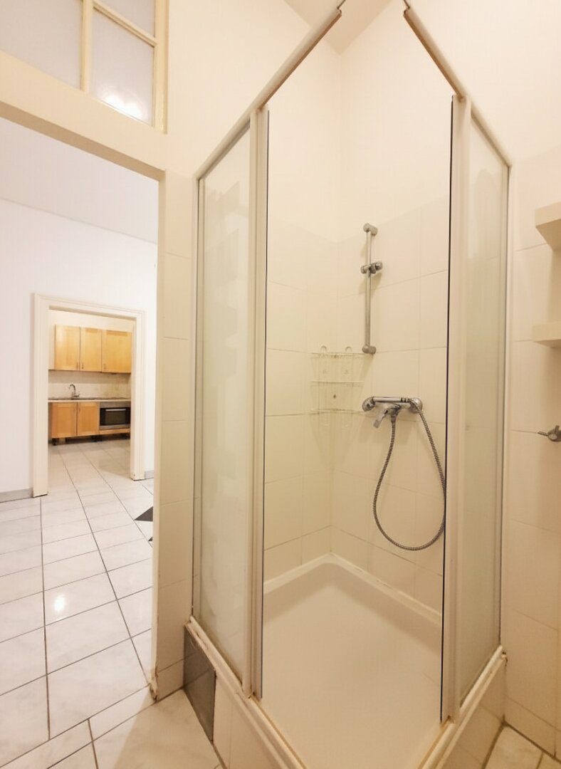 Badezimmer mit Wanne und Dusche