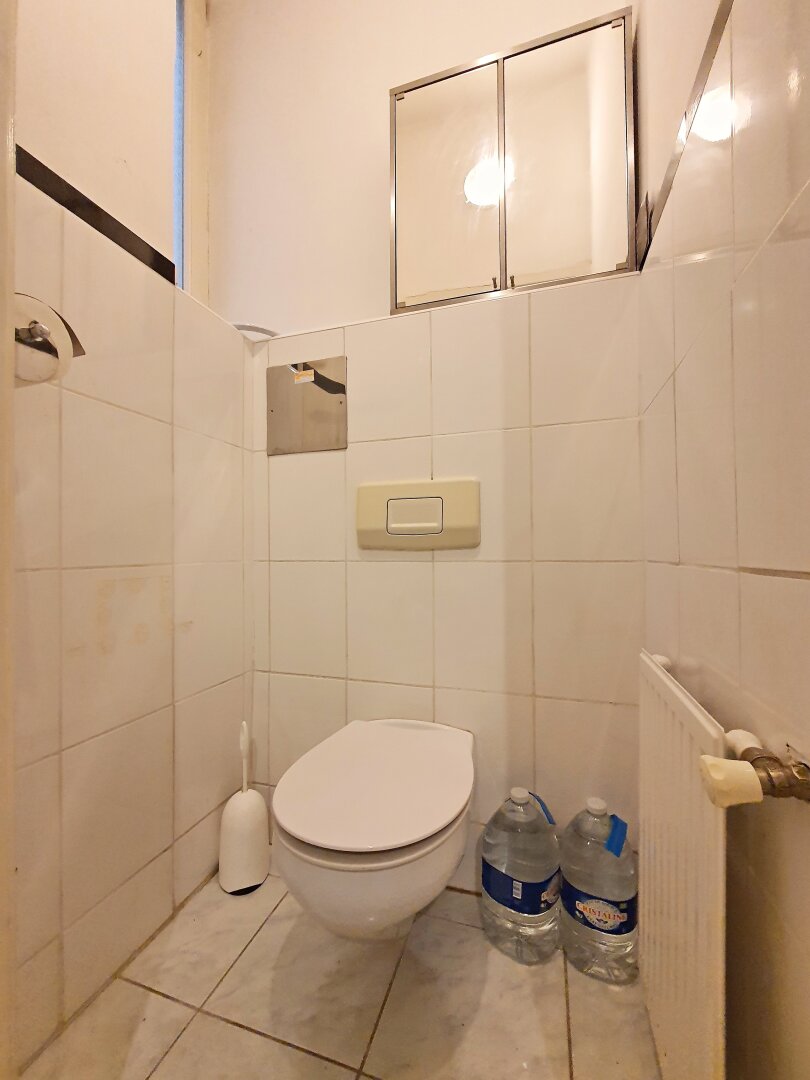 separates WC