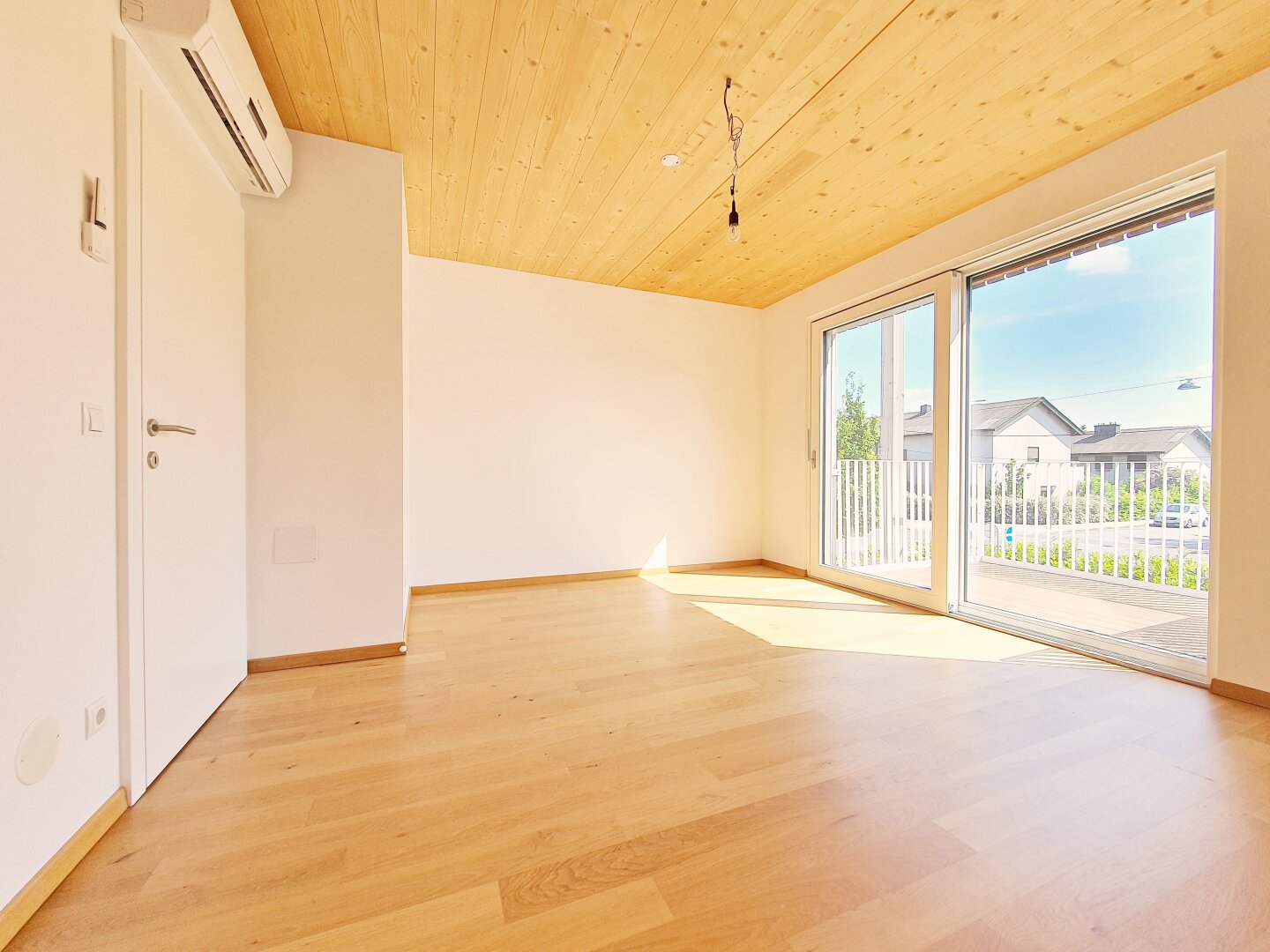 1.OG:  Schlafzimmer 1 mit Balkon